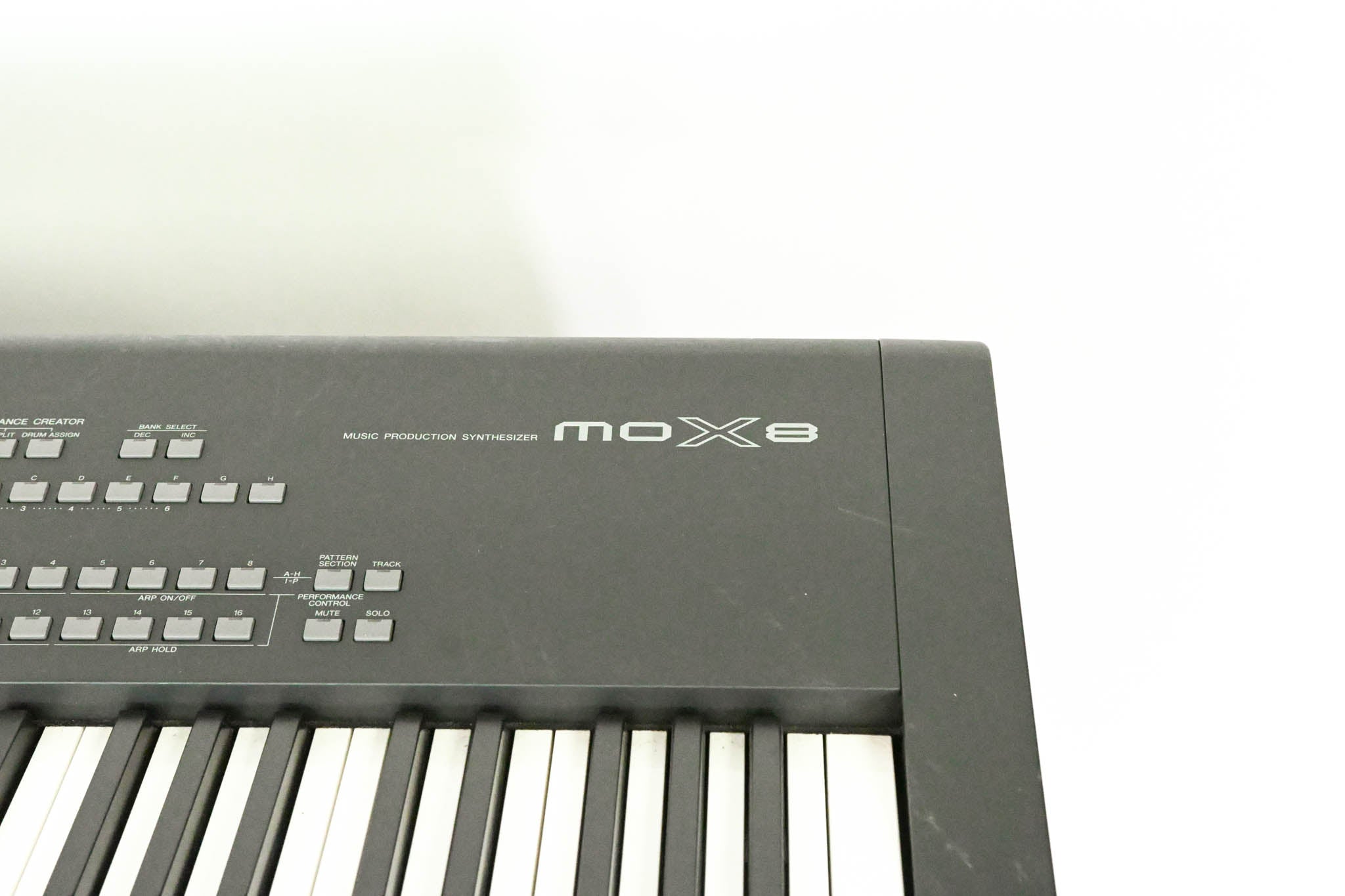 Yamaha MOX8 88-Key Synthesizer Workstation (NO POWER SUPPLY)