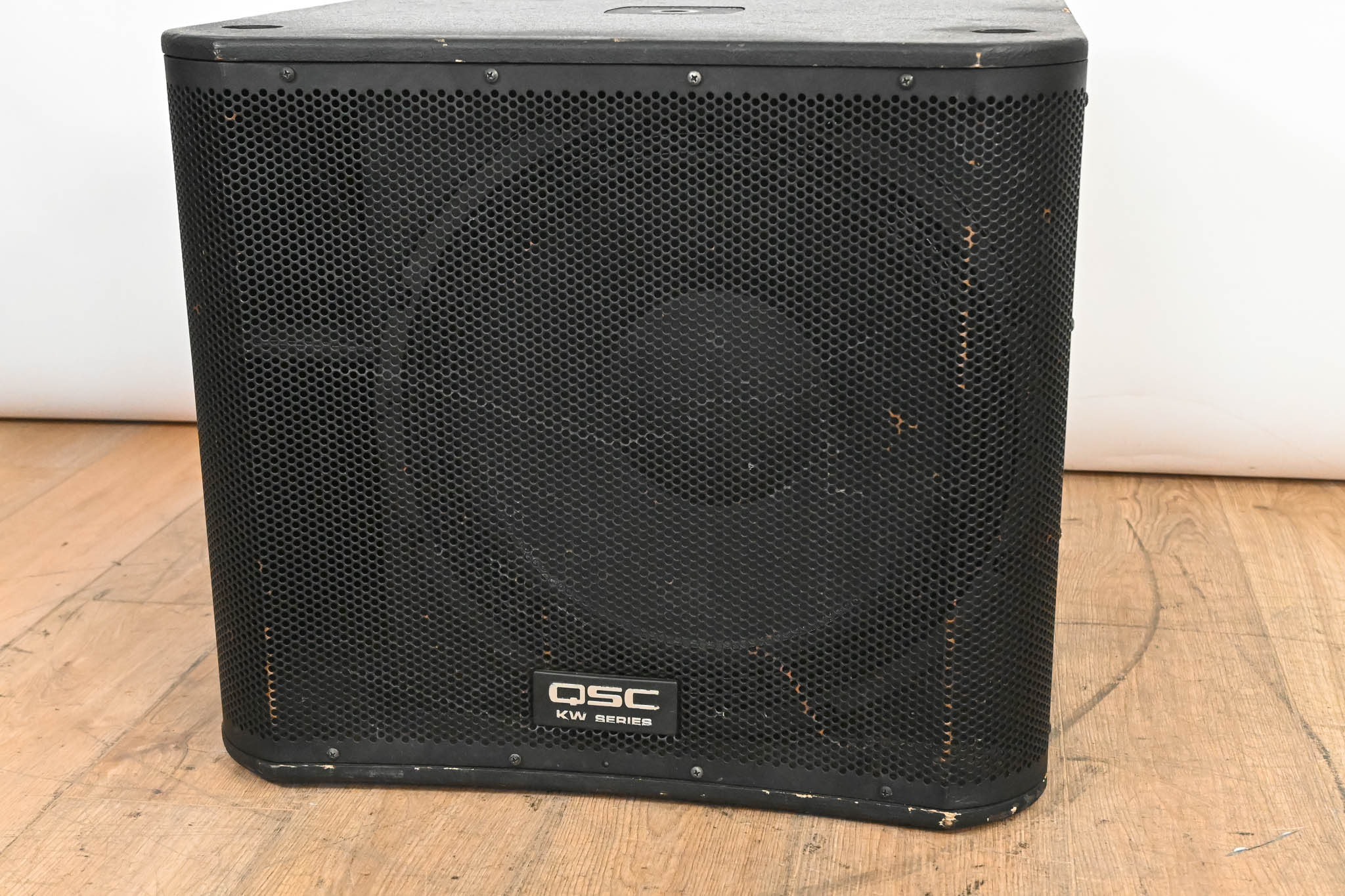 QSC KW181 1000W 18" Powered Subwoofer