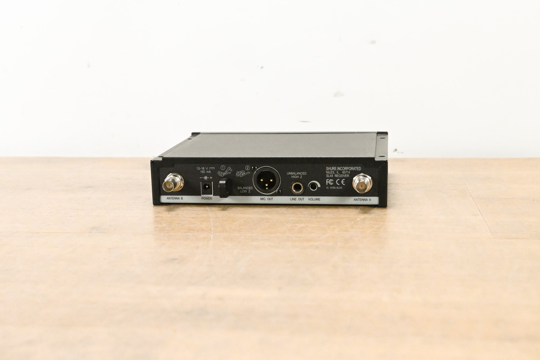 Shure SLX4 Wireless Receiver - J3 Band: 572-596 MHz (NO POWER SUPPLY)