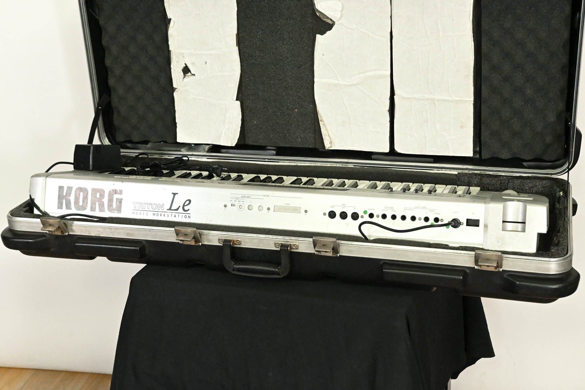 Korg TRITON Le 61-Key Music Workstation Keyboard with Case