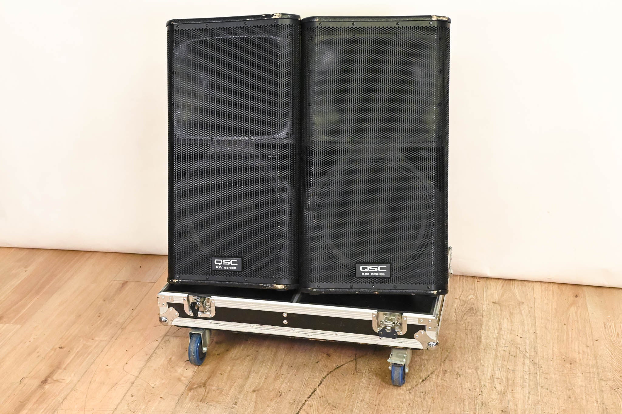 QSC KW152 Active 15" 2-Way Powered Speaker (PAIR) with Road Case