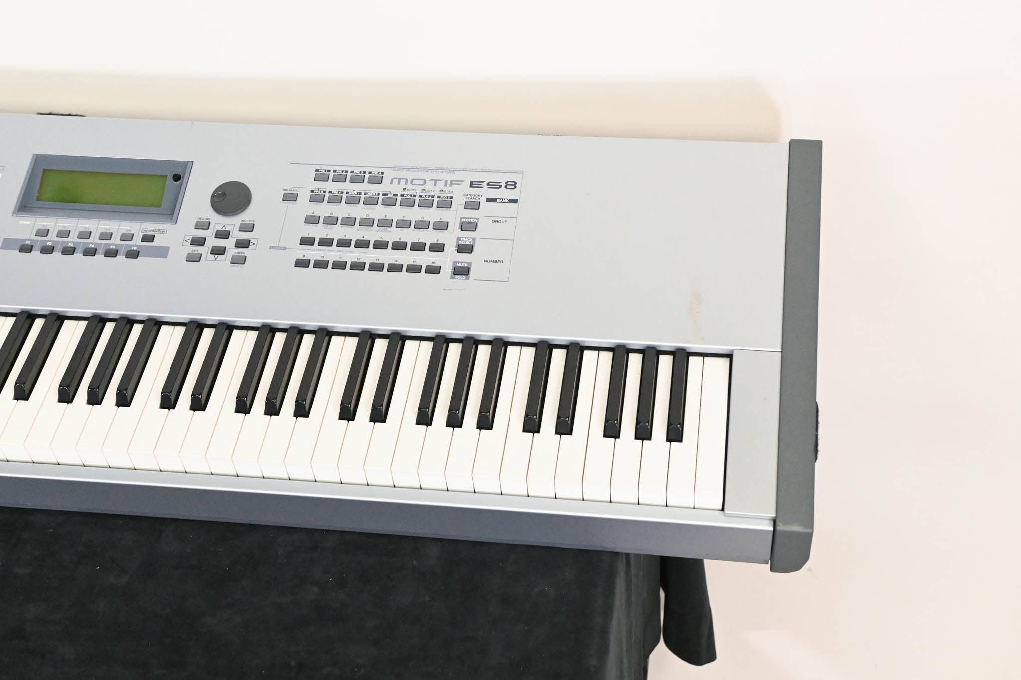 Yamaha Motif ES8 88-Key Synthesizer Keyboard Workstation