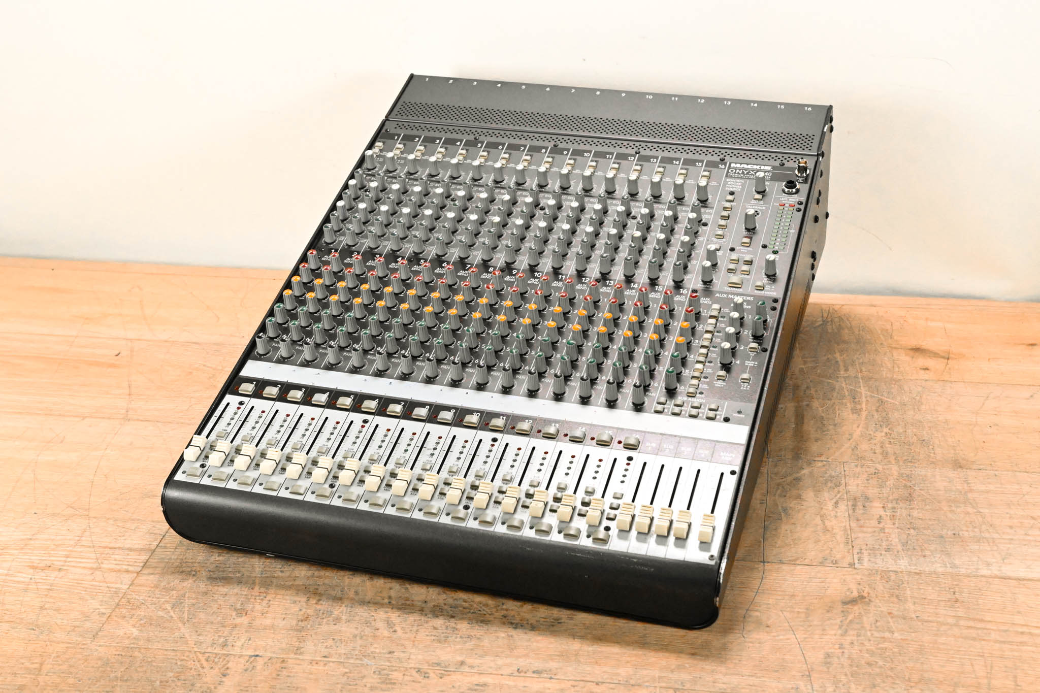 Mackie Onyx 1640 16-Channel 4-Bus Analog Mixer
