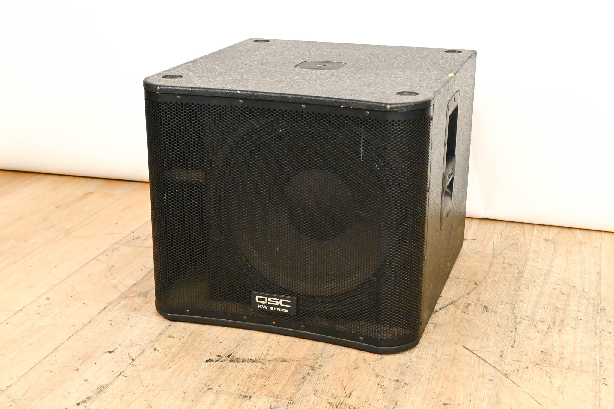 QSC KW181 1000W 18" Powered Subwoofer