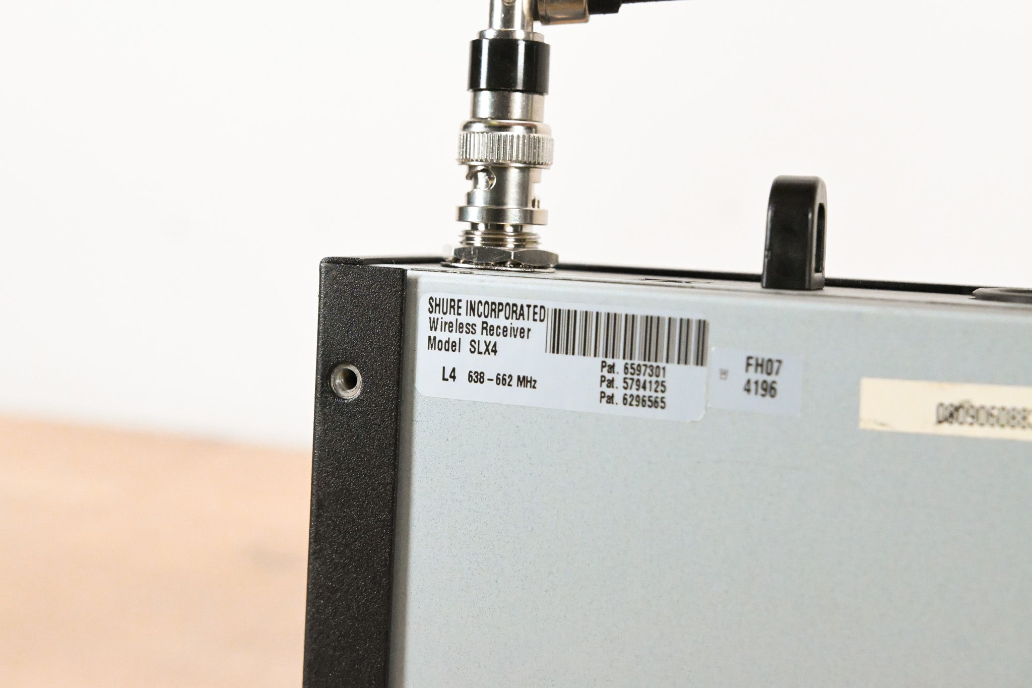 Shure SLX4 Wireless Receiver - L4 Band: 638-662 MHz (NO POWER SUPPLY)