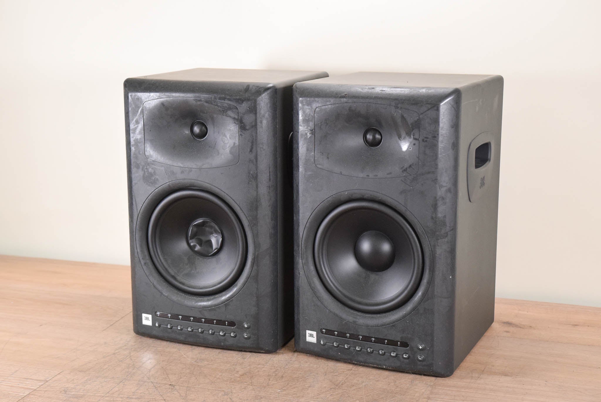 Outlet Pair of 2 JBL Studio Monitor Speakers