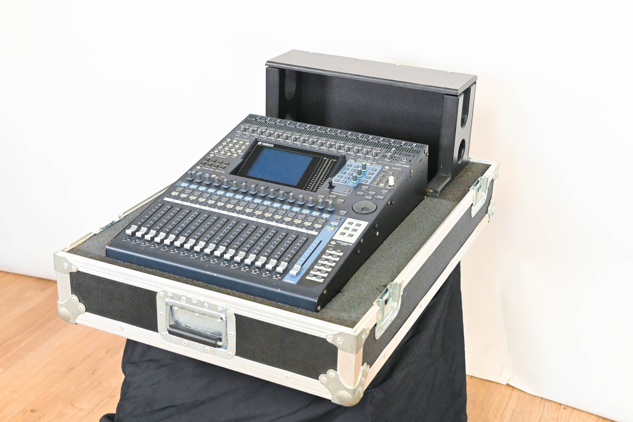 Yamaha DM1000 48-Channel Digital Audio Mixing Console w/ Road Case