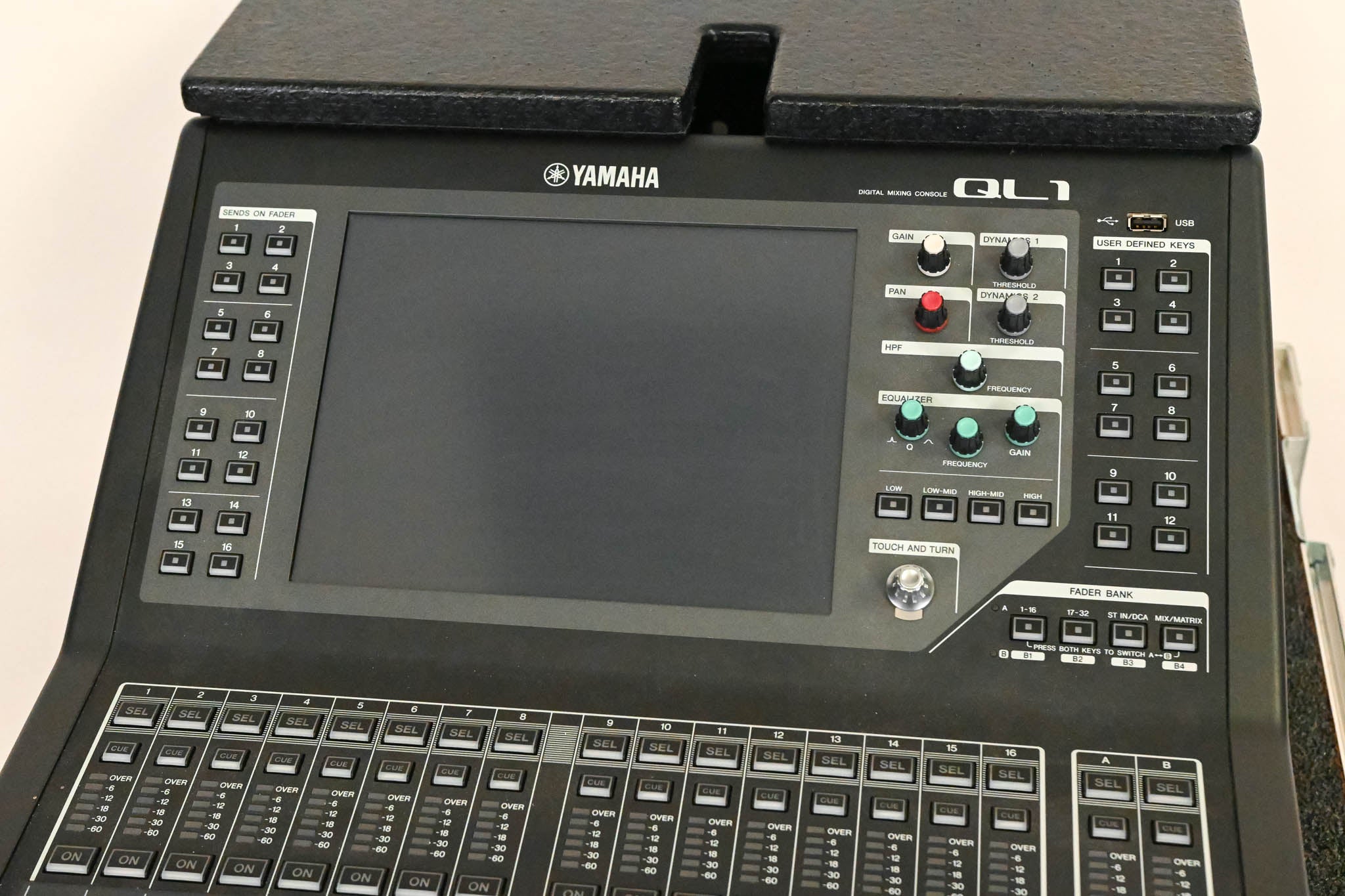 Yamaha QL1 16-Input / 8-Output Digital Mixing Console w/ Road Case