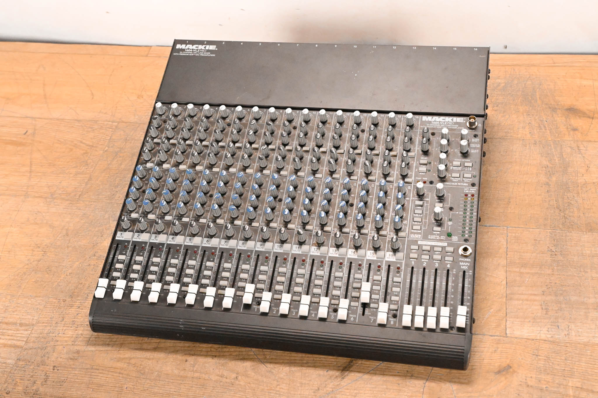 Mackie 1604-VLZ Pro 16-Channel Analog Mic/Line Mixer