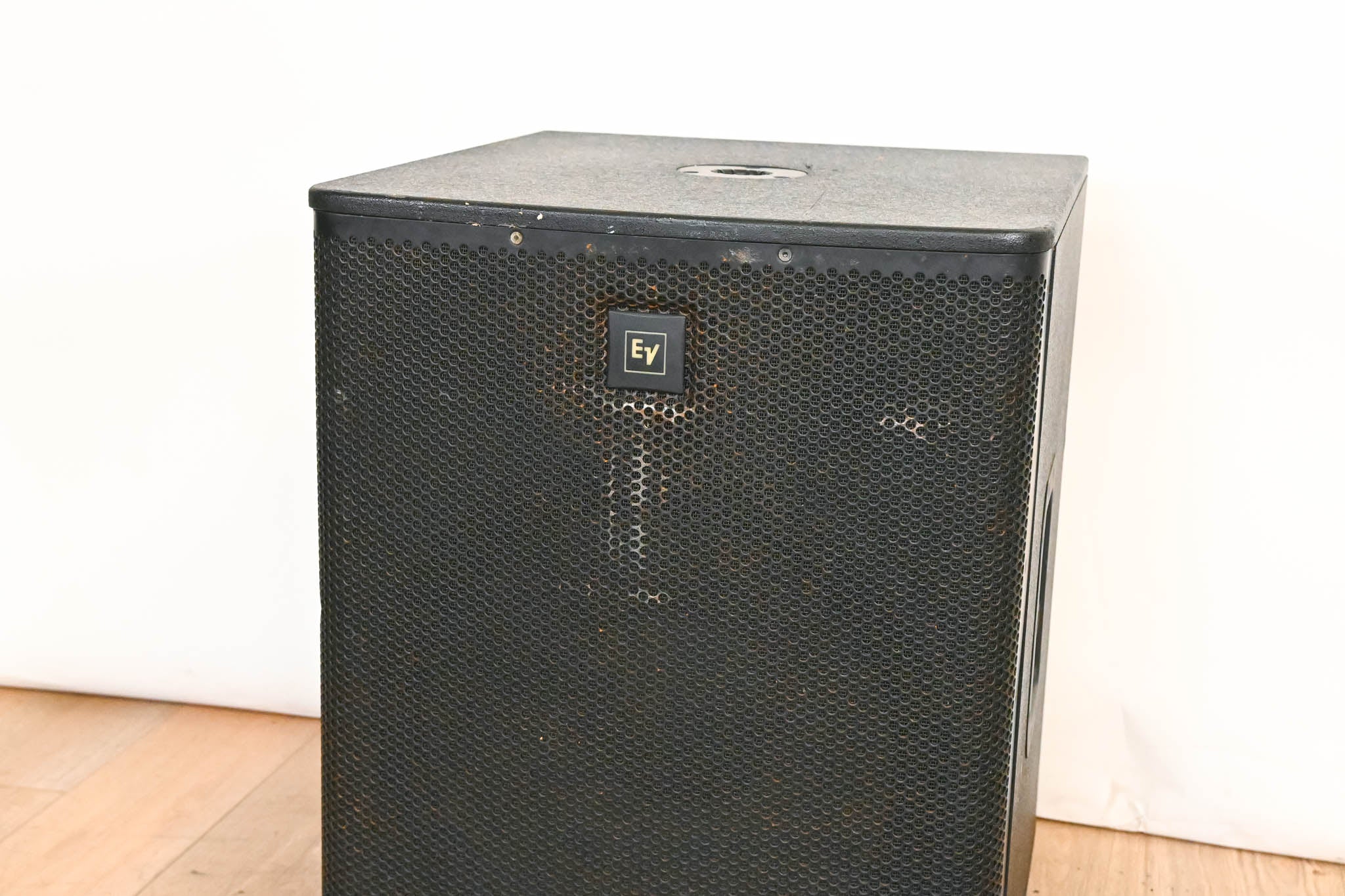 Electro-Voice (EV) ELX118P 700W 18" Powered Subwoofer