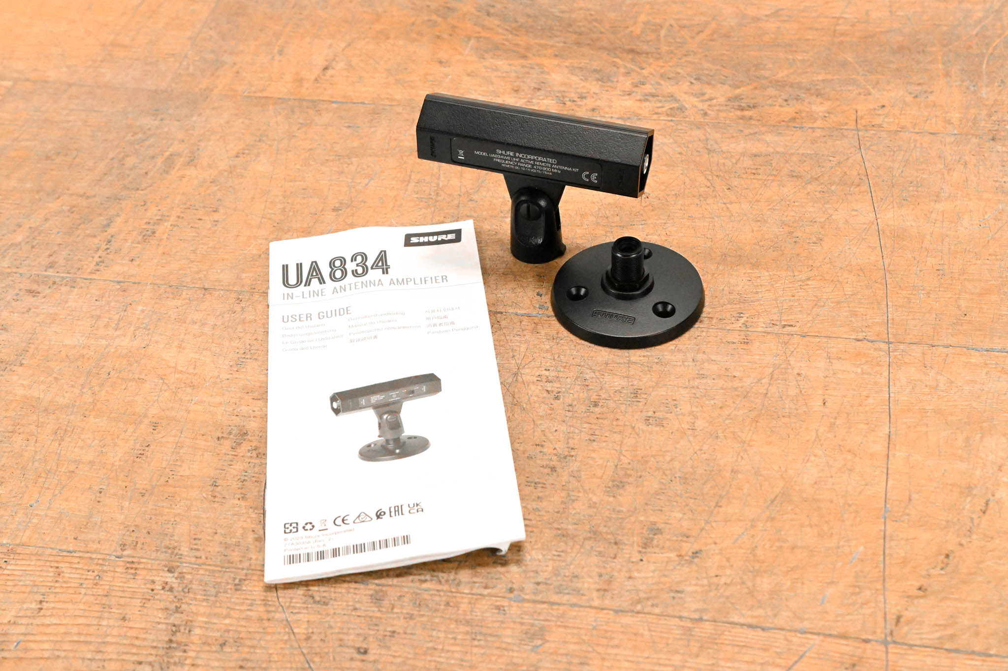 Shure UA834WB In-Line Antenna Amplifier with Stand
