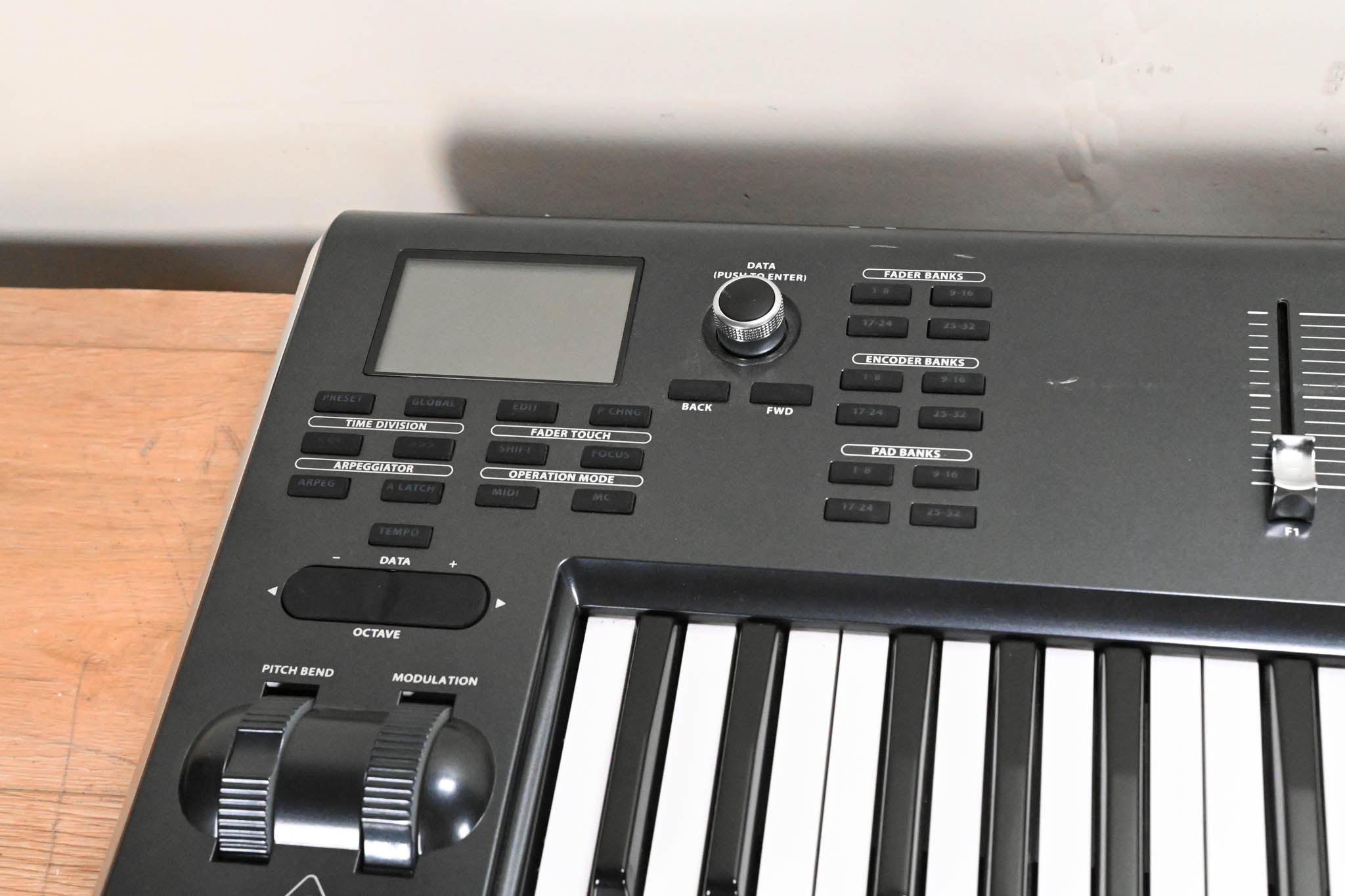 Behringer Motor 61 61-Key USB/MIDI Controller Keyboard (NO POWER SUPPLY)