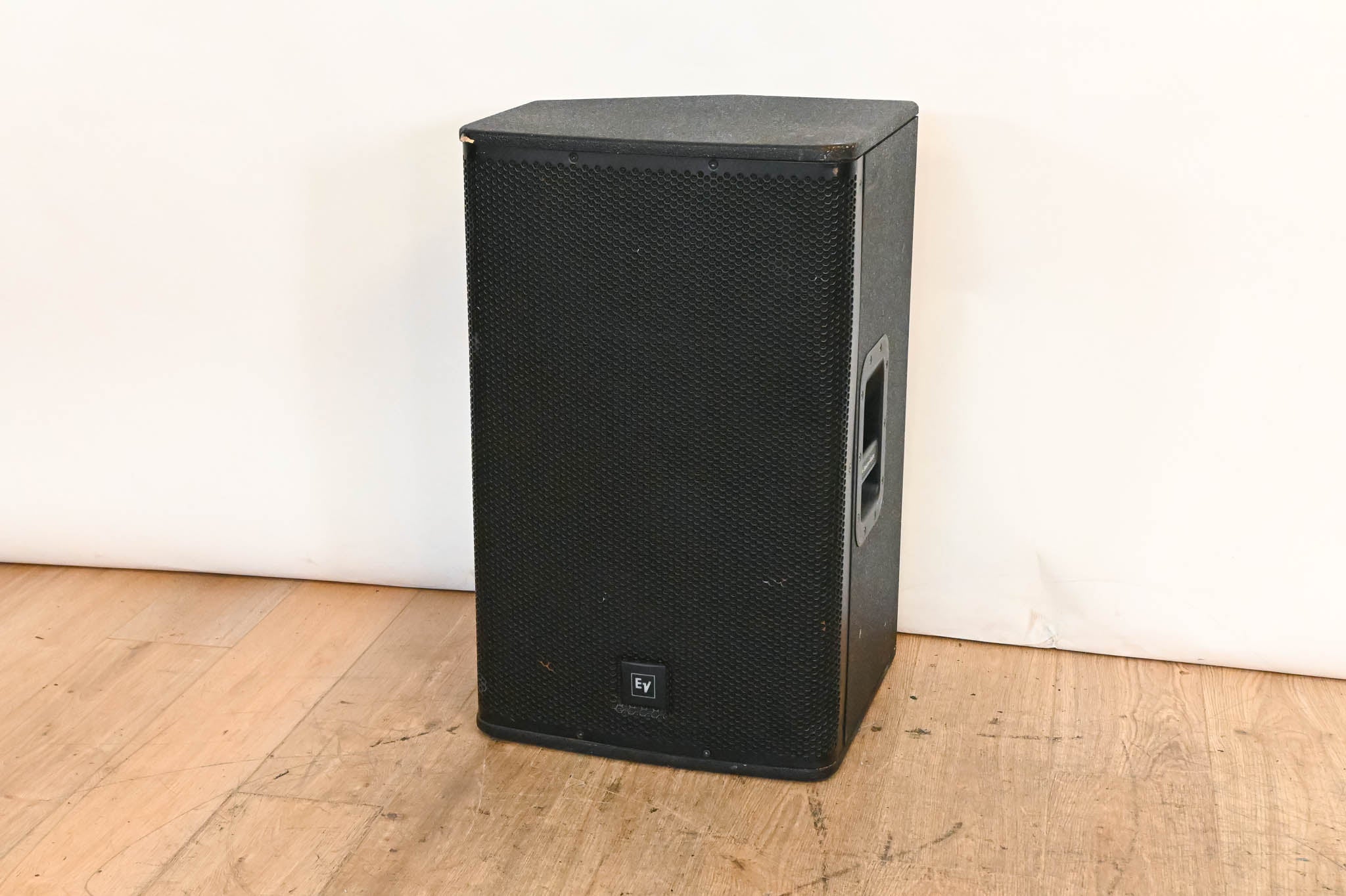 Electro-Voice (EV) ELX115P 15" Live X Two-Way Powered Loudspeaker