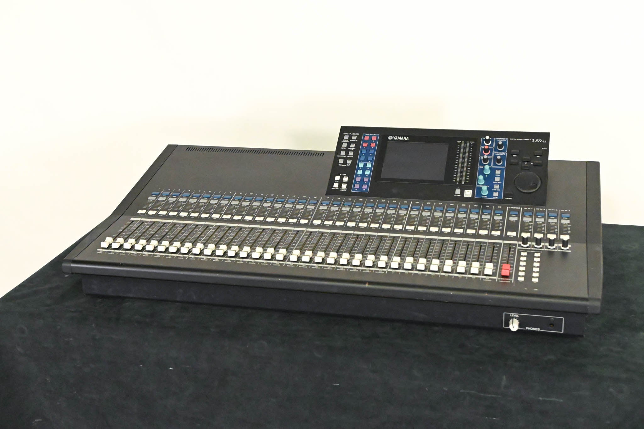 Yamaha LS9-32 32-Input Digital Mixing Console