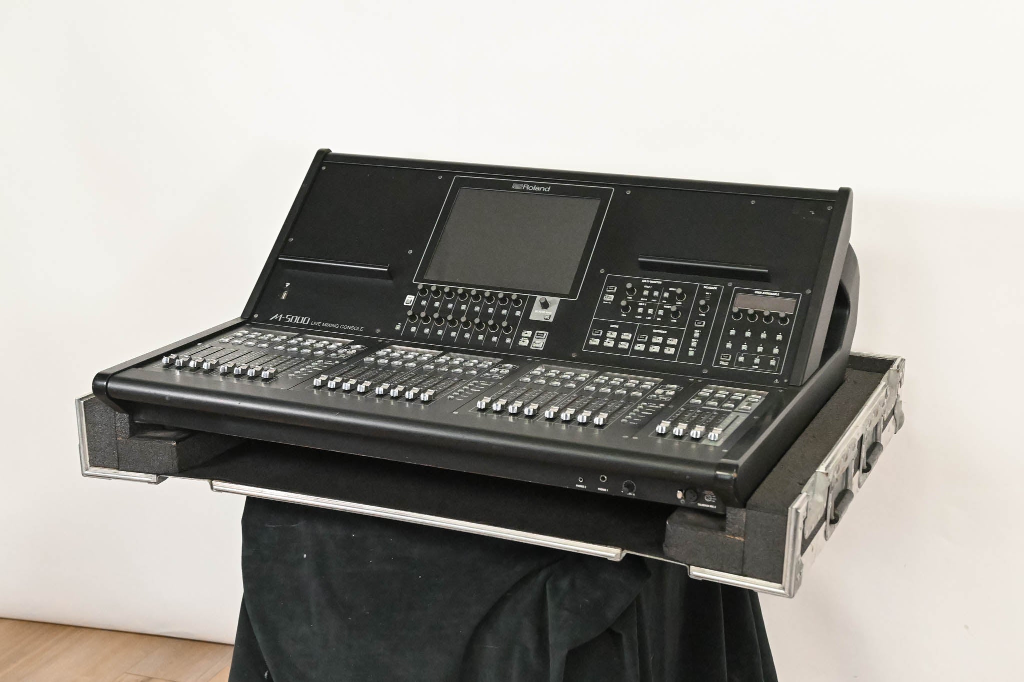Roland M-5000 Live Mixing Console with Road Case CG01VM2