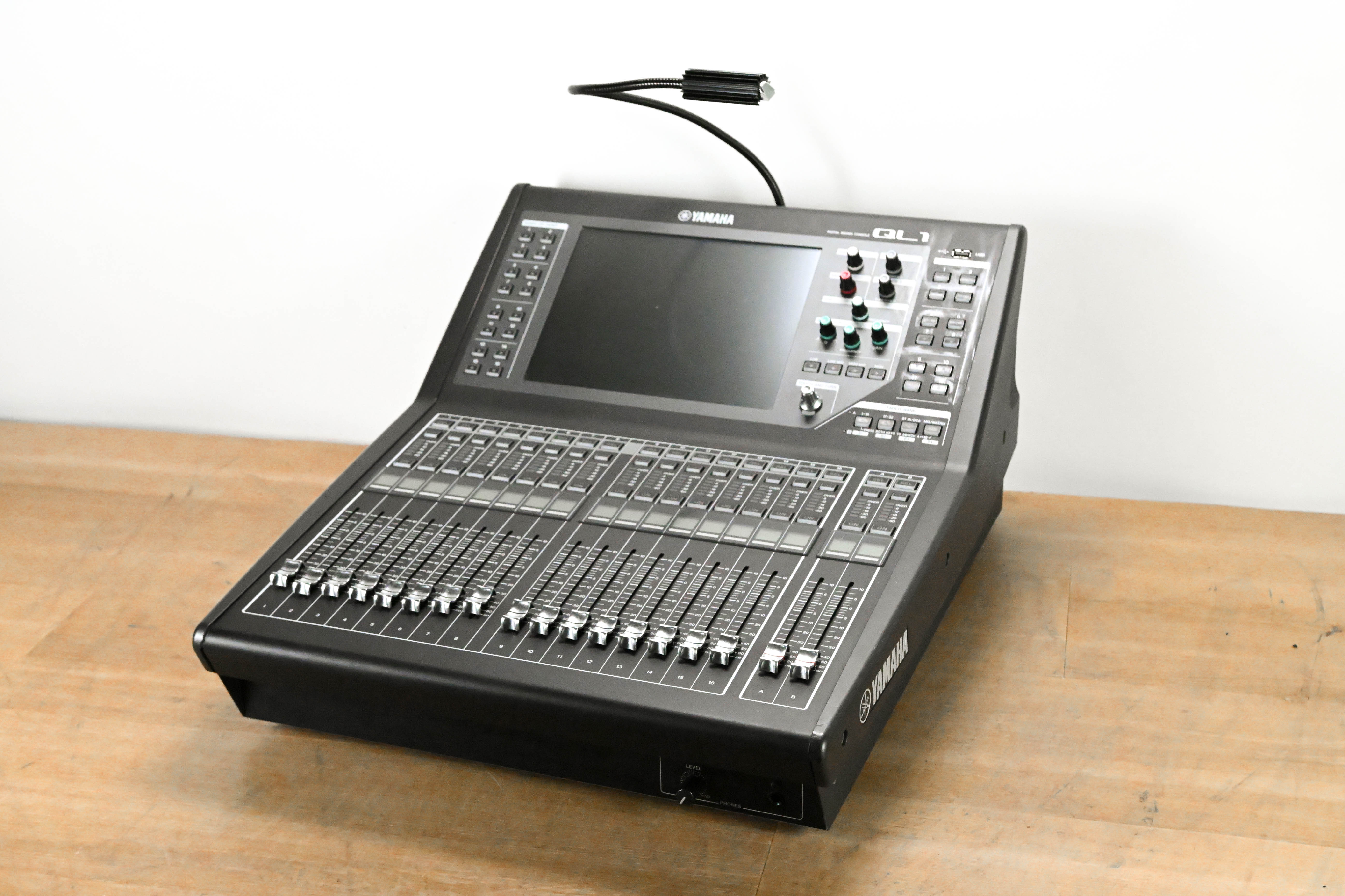 Yamaha QL1 16-Input / 8-Output Digital Mixing Console