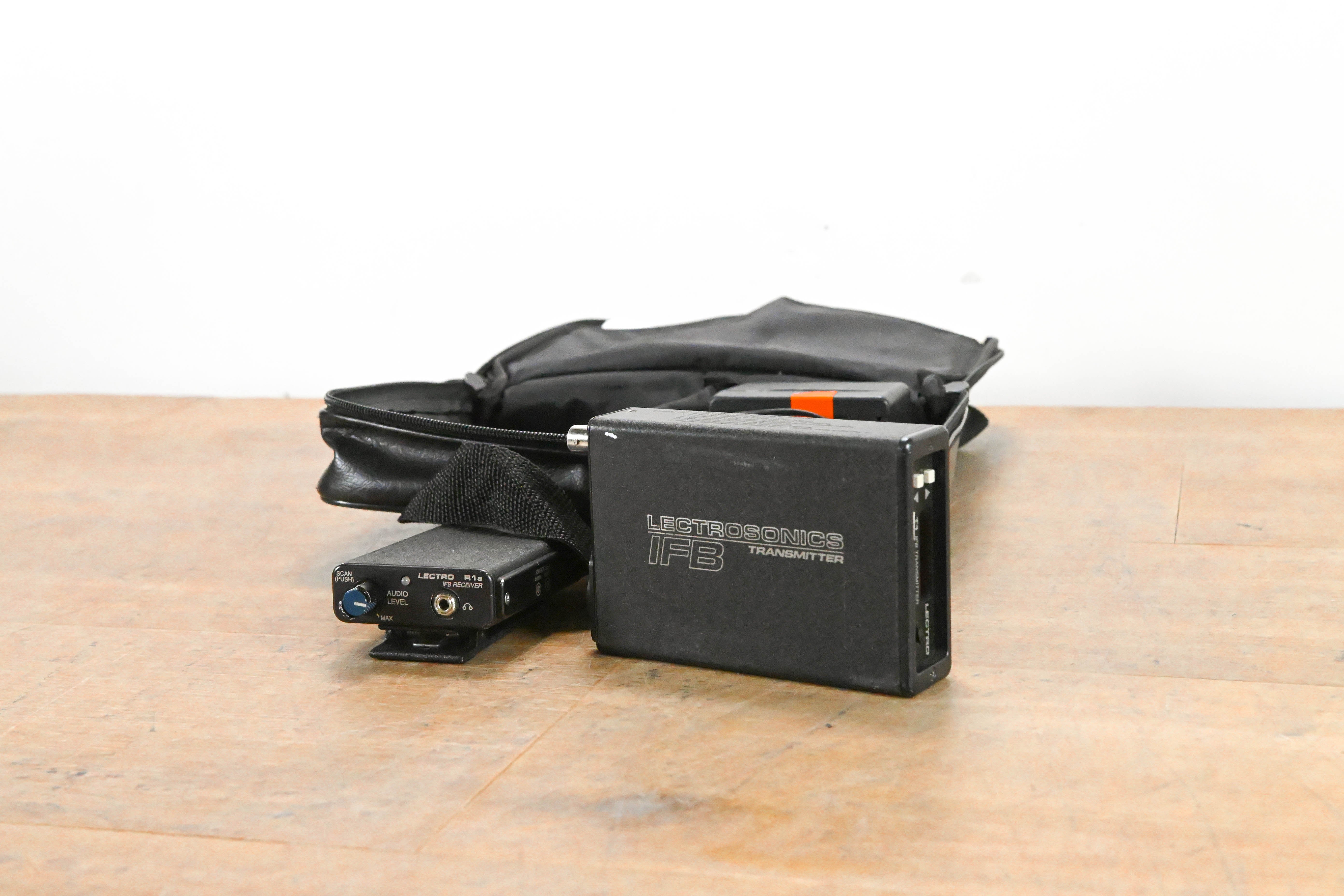 Lectrosonics T1 IFB Transmitter & R1a Receiver Block 21 w/ Case
