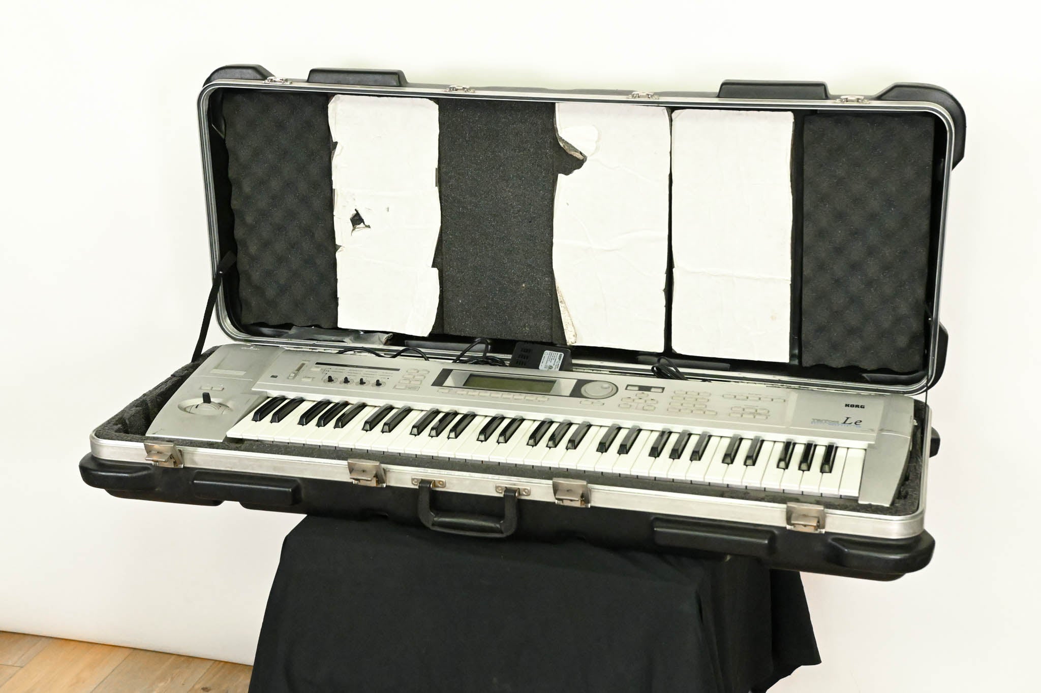 Korg TRITON Le 61-Key Music Workstation Keyboard with Case