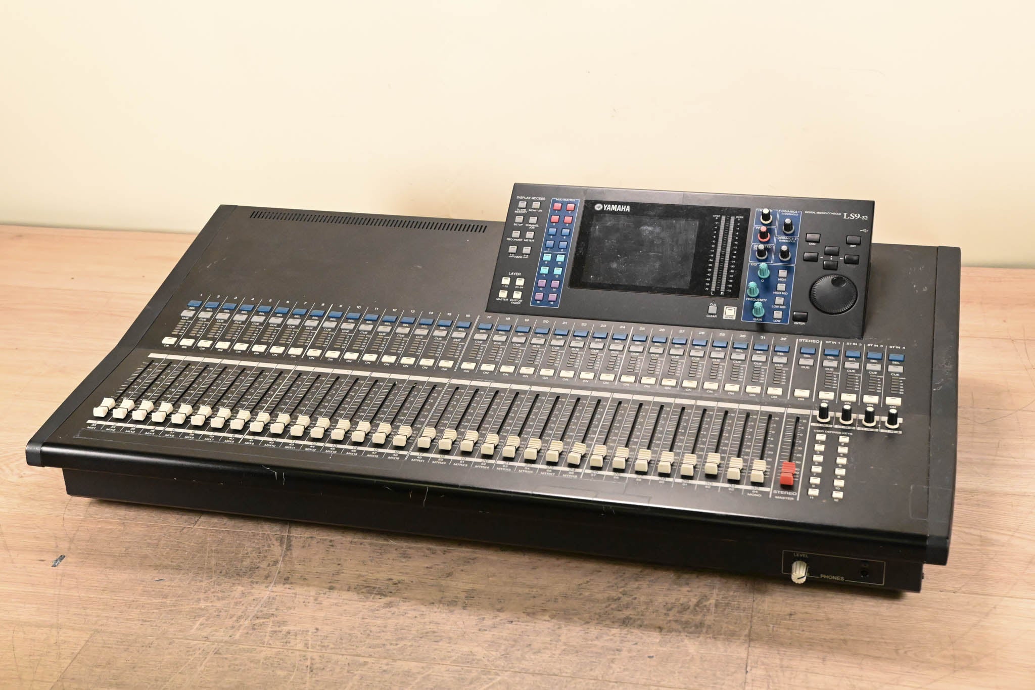 Yamaha LS9-32 32-Input Digital Mixing Console