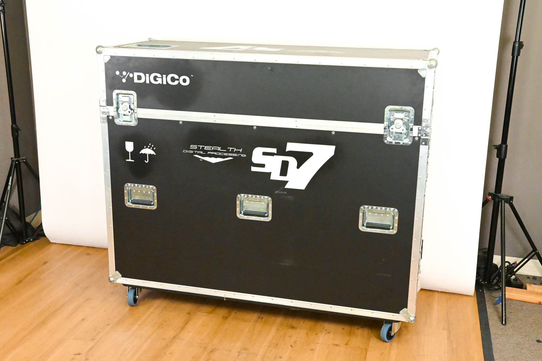 DiGiCo SD7 Digital Console w/Dual Engines, Waves, ST Optical & Road Case