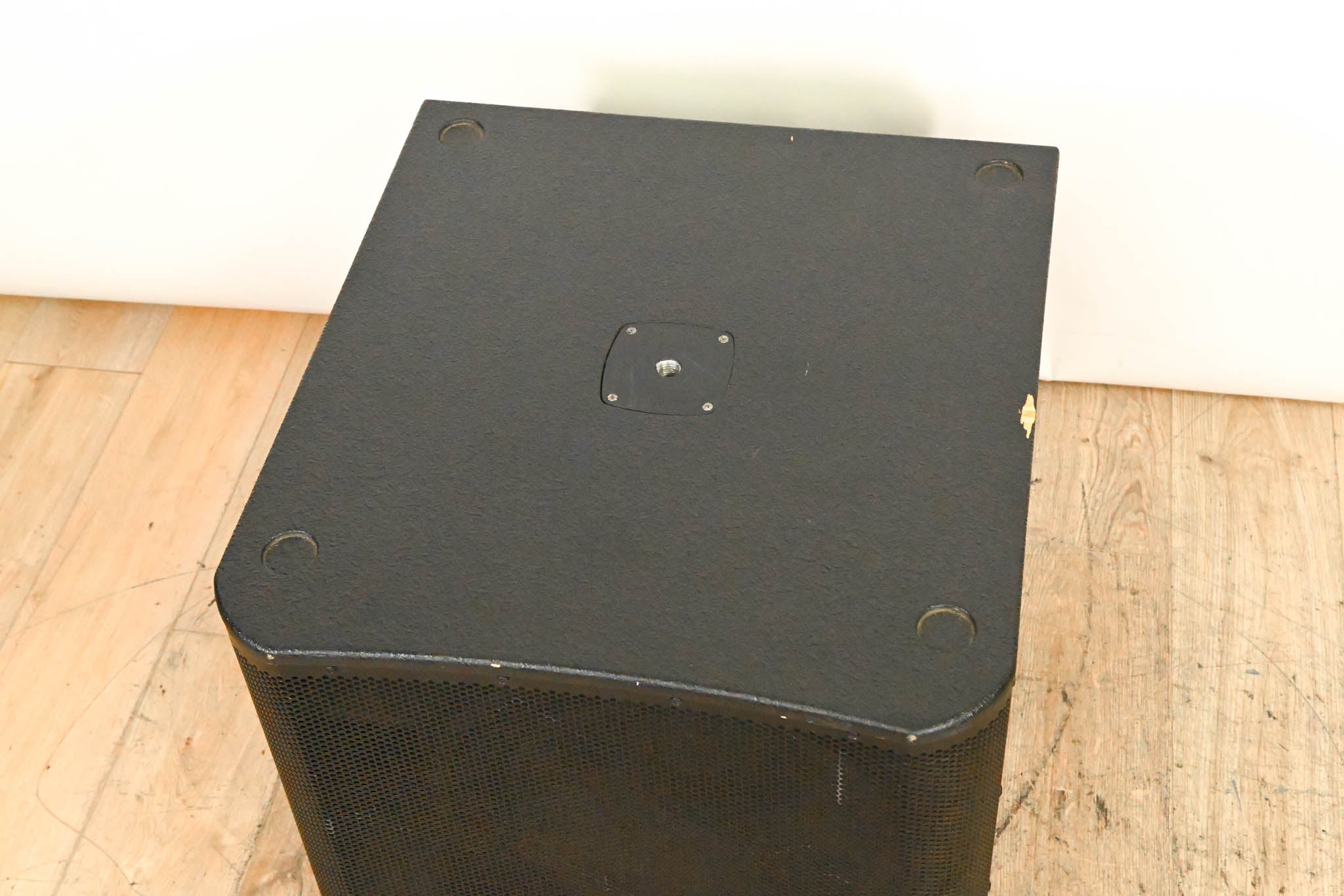 QSC KW181 1000W 18" Powered Subwoofer