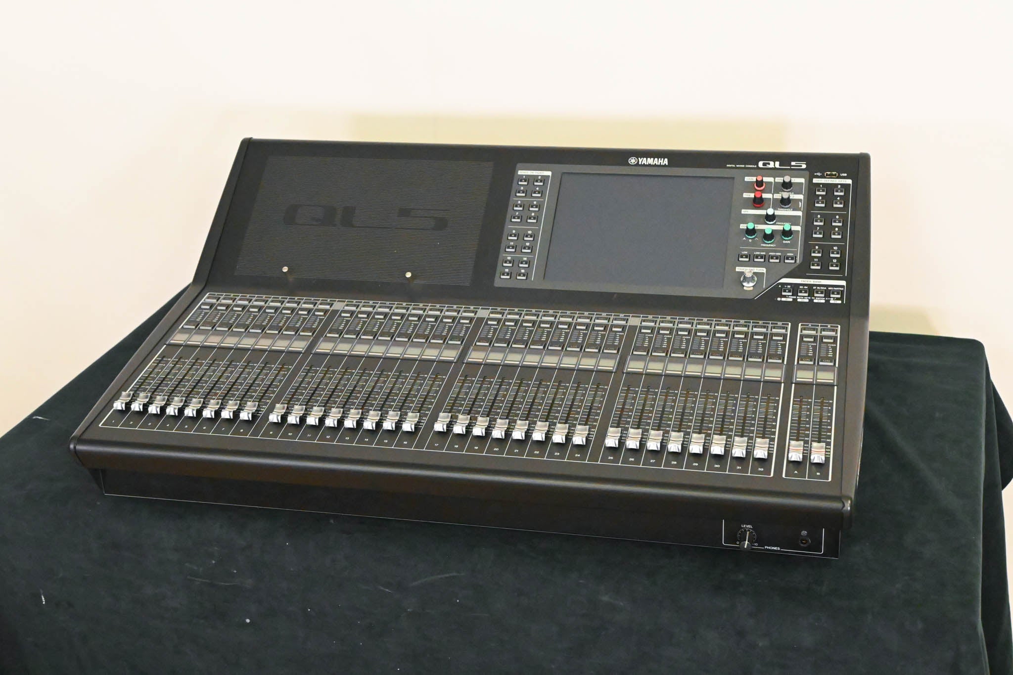 Yamaha QL5 64-Channel Digital Audio Mixing Console