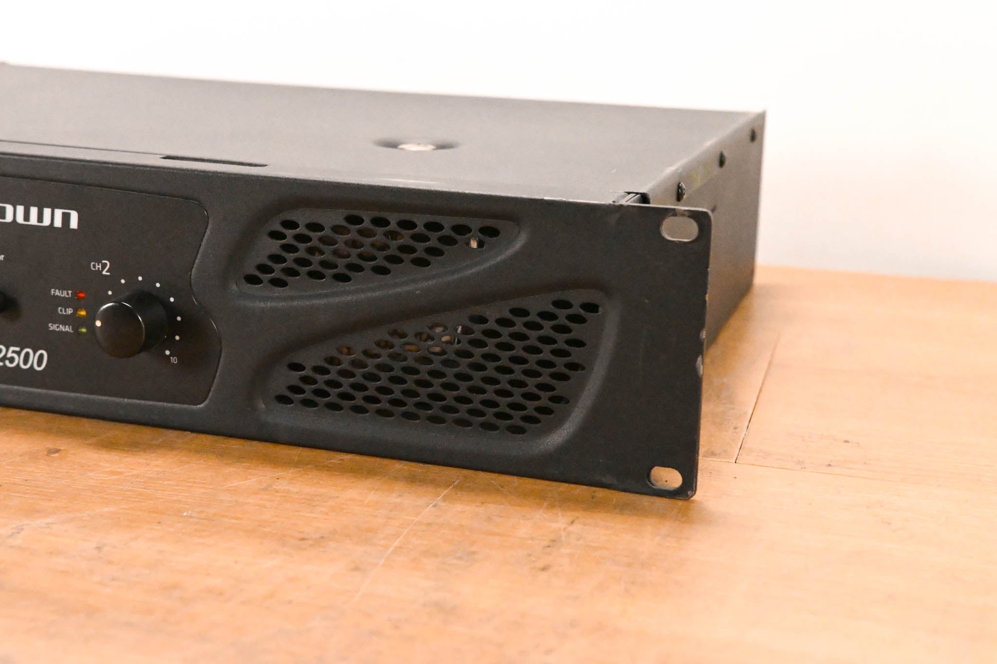 Crown XLi 2500 Two-channel, 750W @ 4 Ohms Power Amplifier
