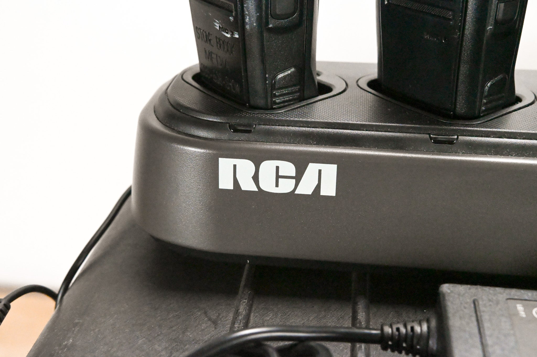 RCA BR250U Two-Way Radio 450-470MHz (6-Pack w/ Charger & Batteries)