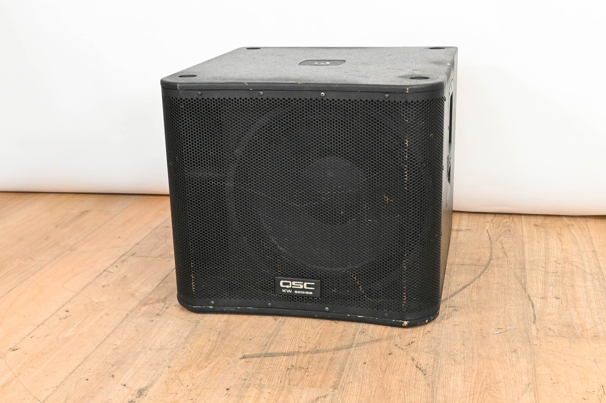 QSC KW181 1000W 18" Powered Subwoofer