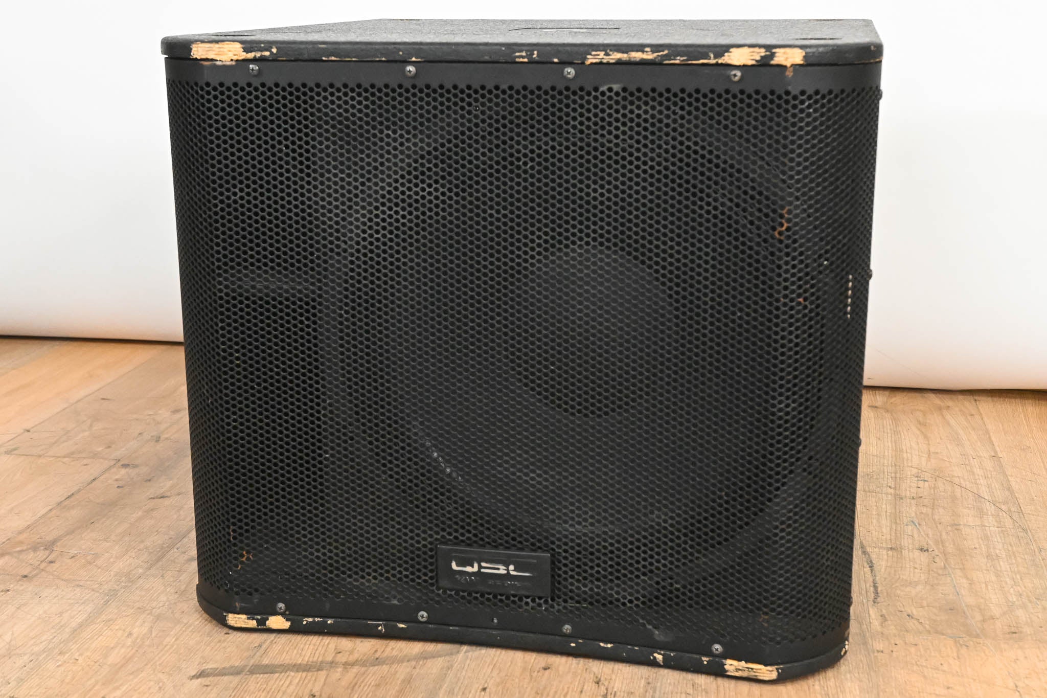 QSC KW181 1000W 18" Powered Subwoofer