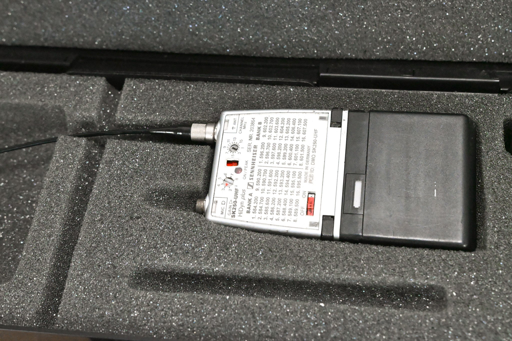 Sennheiser EM 3032-U Mikroport Receiver w/ SK250 Bodypacks 584-608 MHz