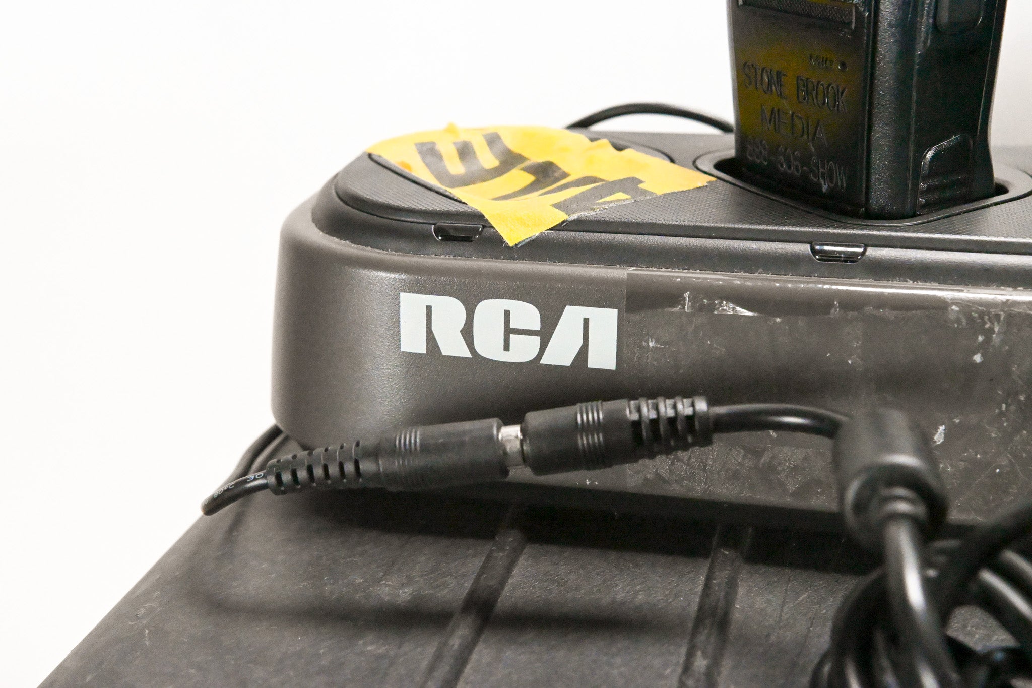 RCA BR250U Two-Way Radio 450-470MHz (5-Pack w/ Charger & Batteries)