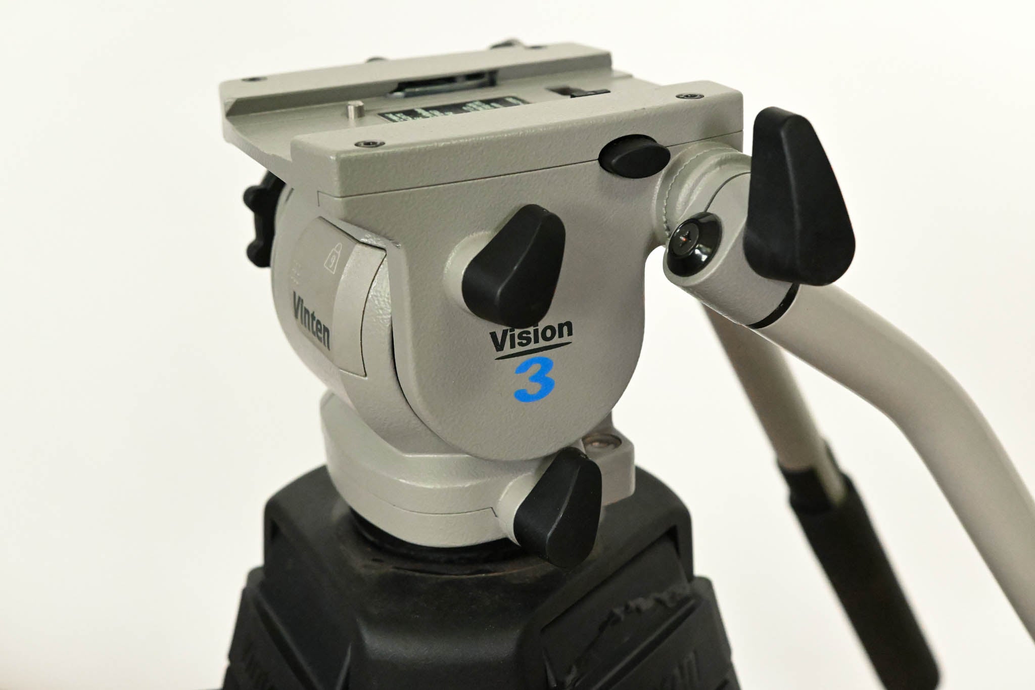 Vinten Vision 3 Fluid Head with Two-Stage Aluminum Tripod