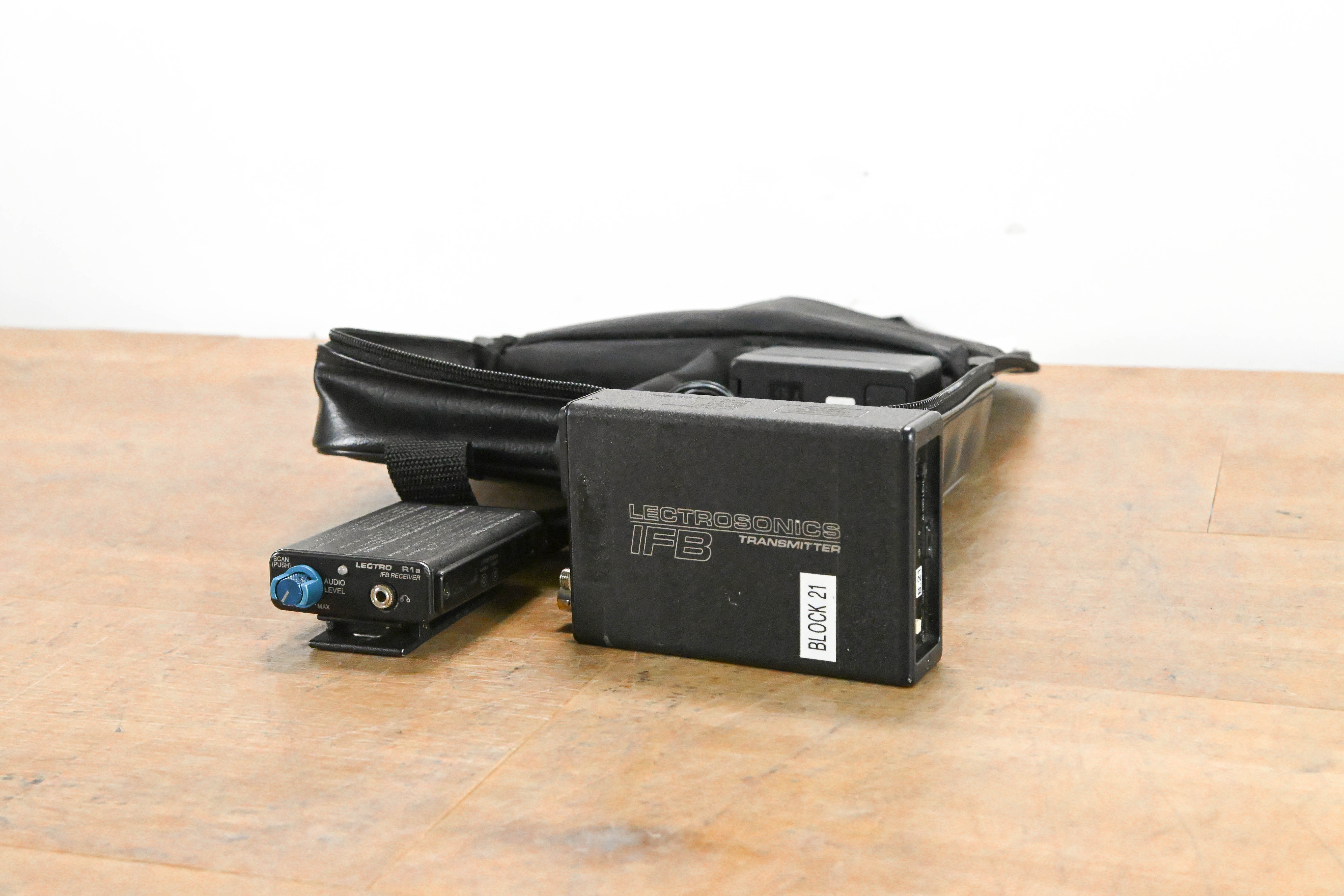 Lectrosonics T1 IFB Transmitter & R1a Receiver Block 21 w/ Case