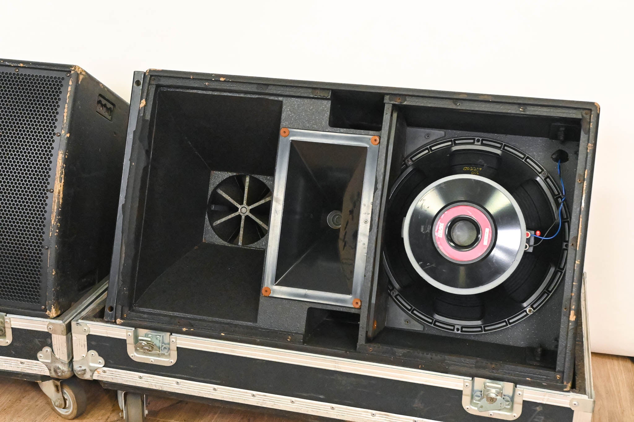 EAW KF650z Virtual Array Full Range Loudspeaker (PAIR) w/ Road Case
