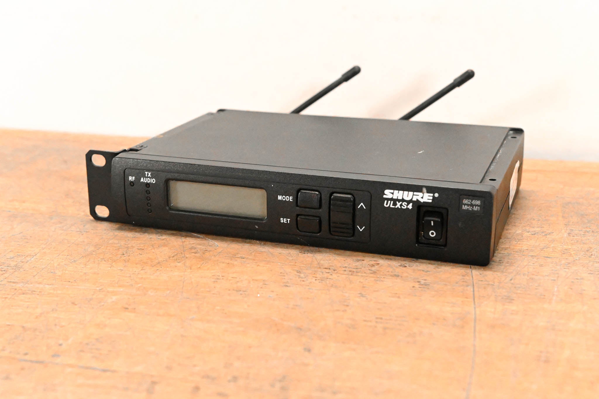 Shure ULXS4 Wireless Receiver - M1 Band: 662-698 MHz (NO POWER SUPPLY)