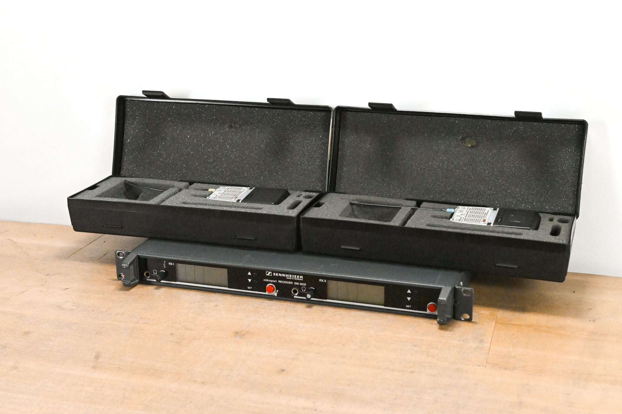Sennheiser EM 3032-U Mikroport Receiver w/ SK250 Bodypacks 584-608 MHz