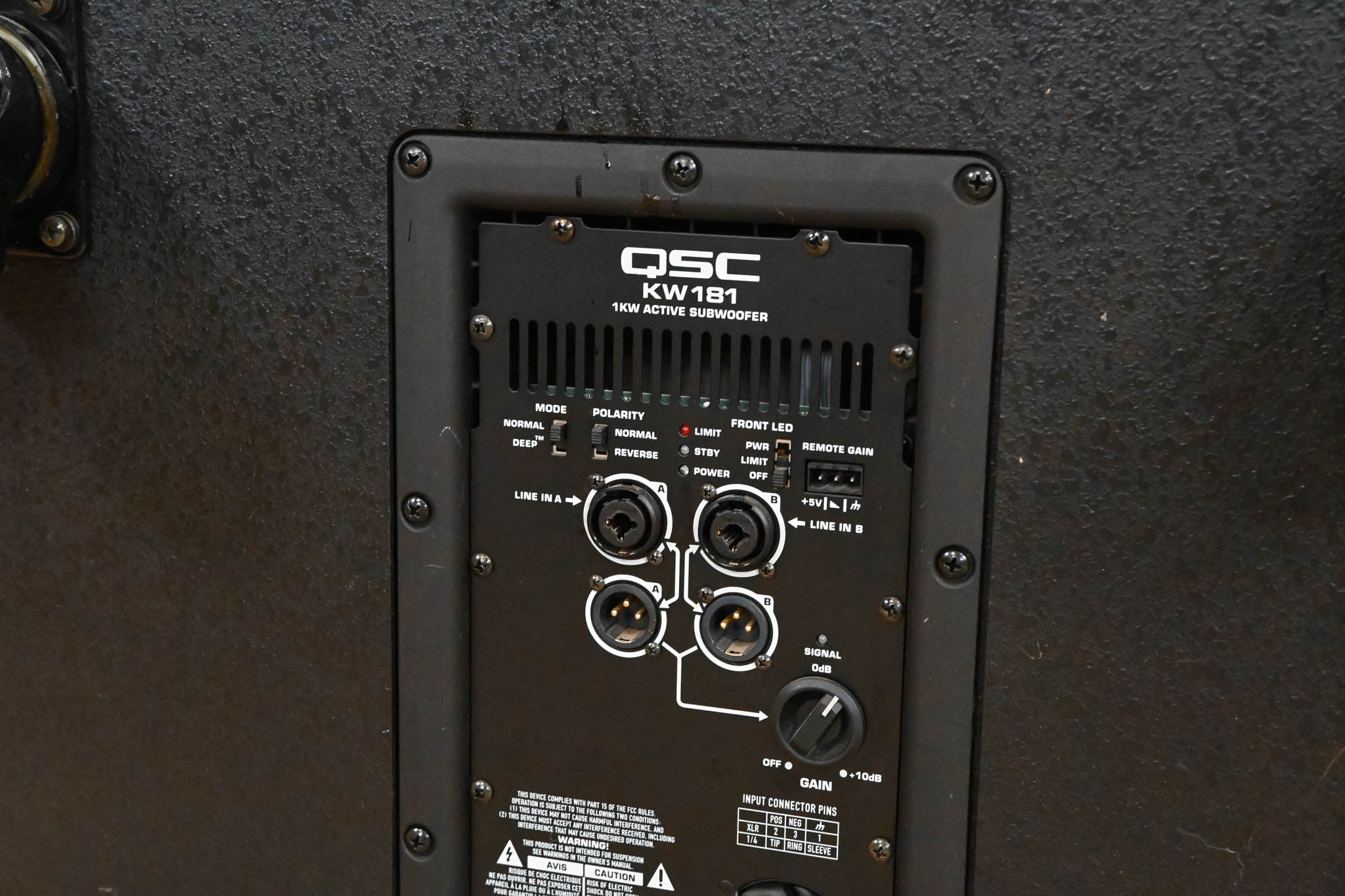 QSC KW181 1000W 18" Powered Subwoofer