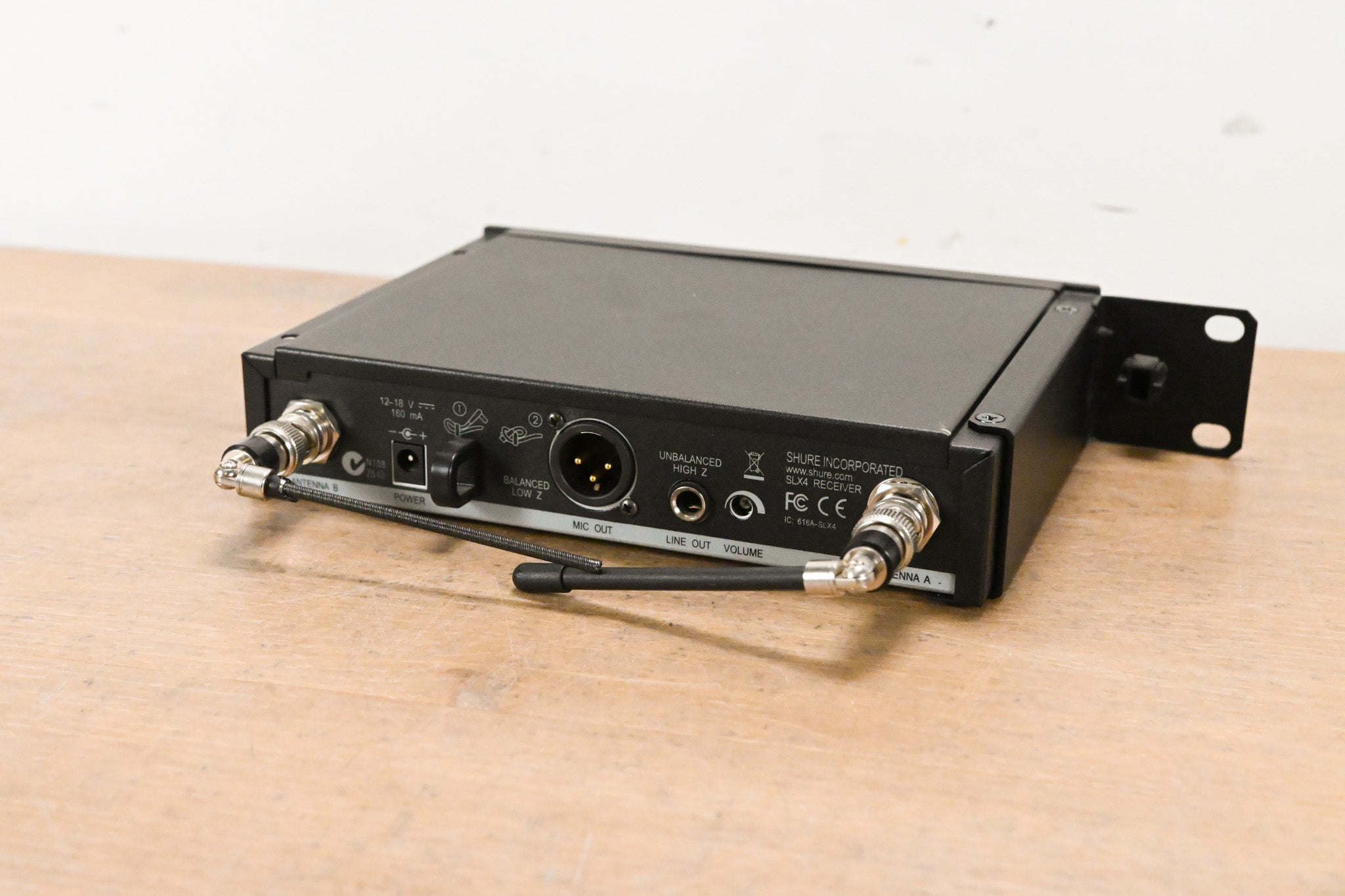 Shure SLX4 Wireless Receiver - L4 Band: 638-662 MHz (NO POWER SUPPLY)