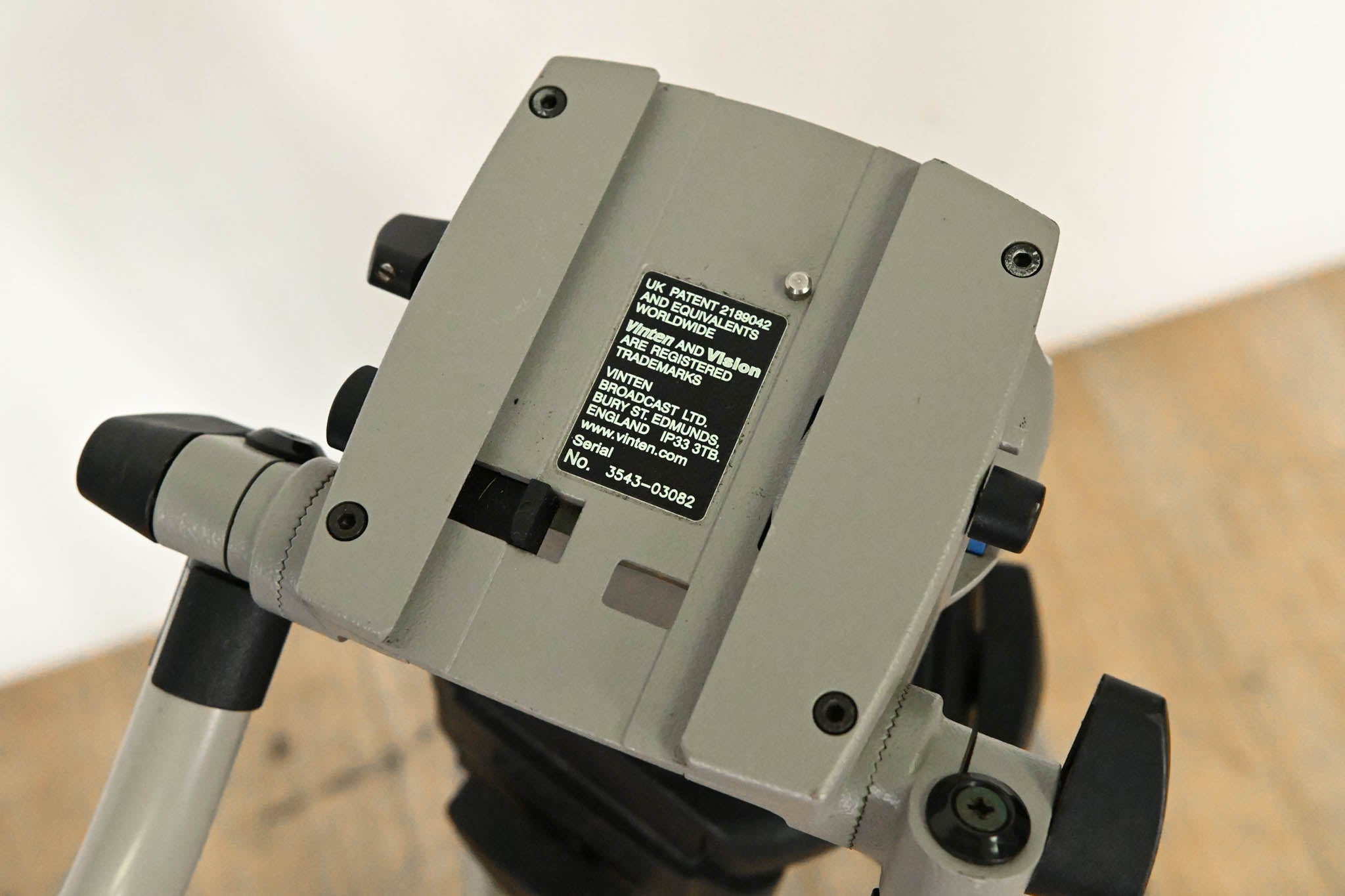 Vinten Vision 3 Fluid Head with Two-Stage Aluminum Tripod