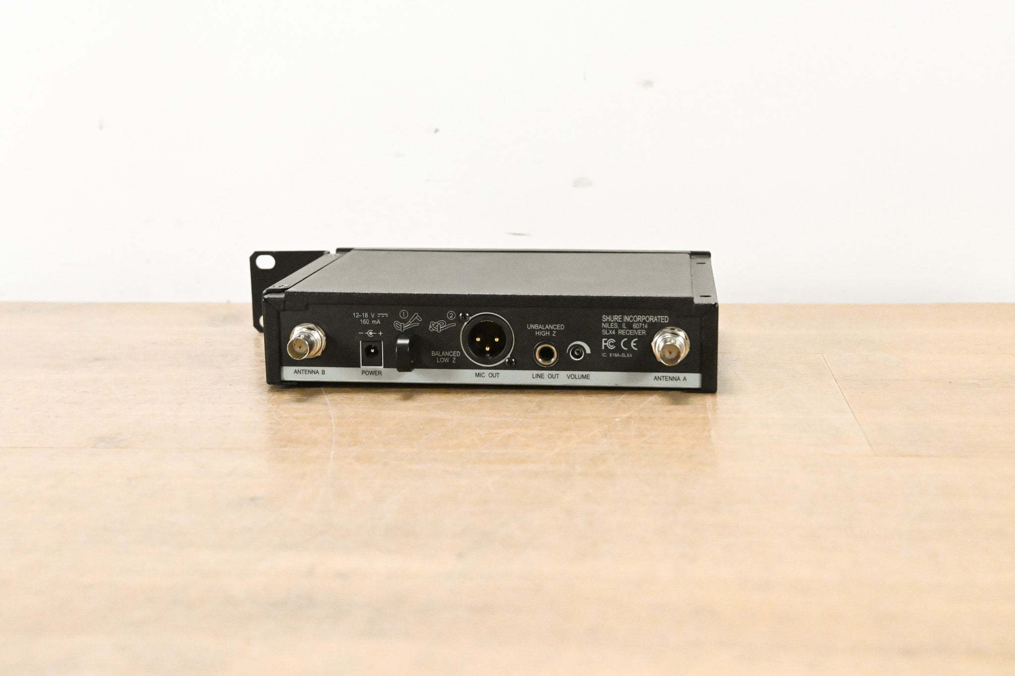 Shure SLX4 Wireless Receiver - J3 Band: 572-596 MHz (NO POWER SUPPLY)