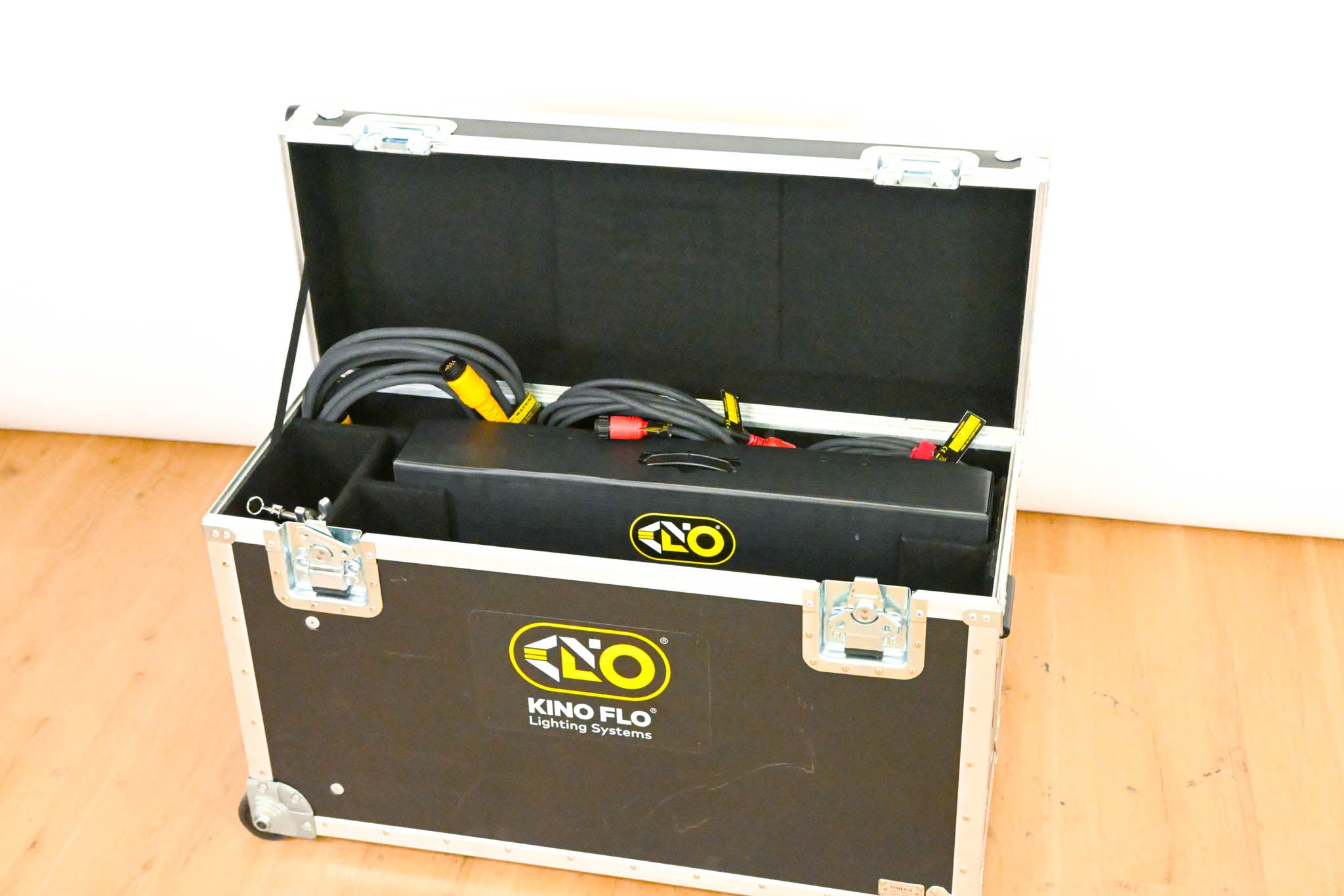 Kino Flo KIT-3NT-120U 2' 4Bank 3-Light Interview Kit w/ 12 Lamps & Case