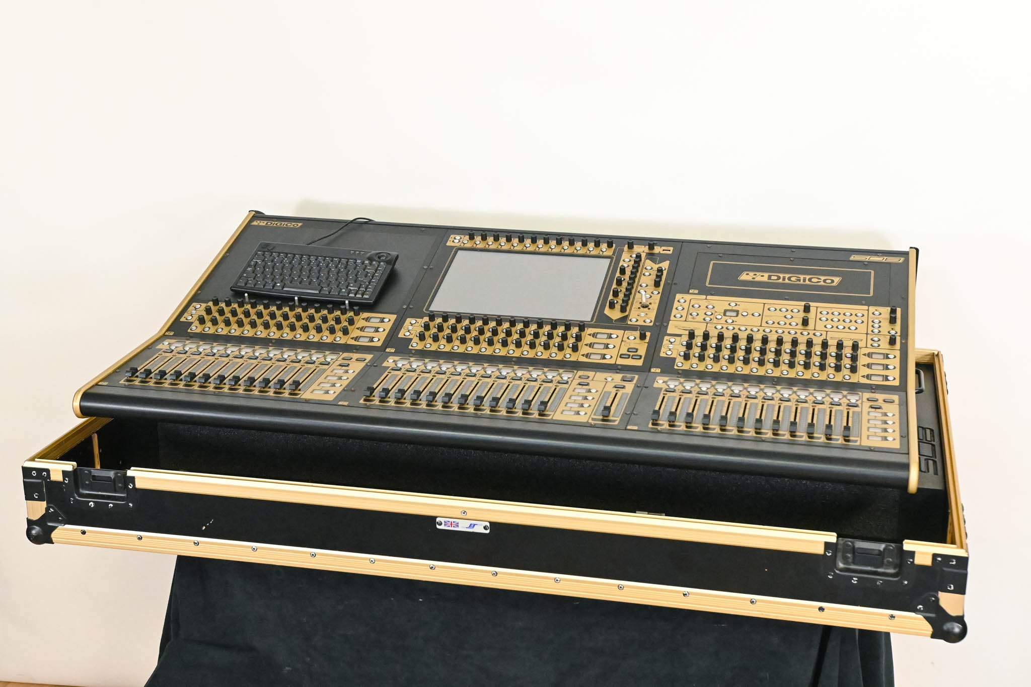 DiGiCo SD8 120-Channel Digital Mixing Console with Road Case