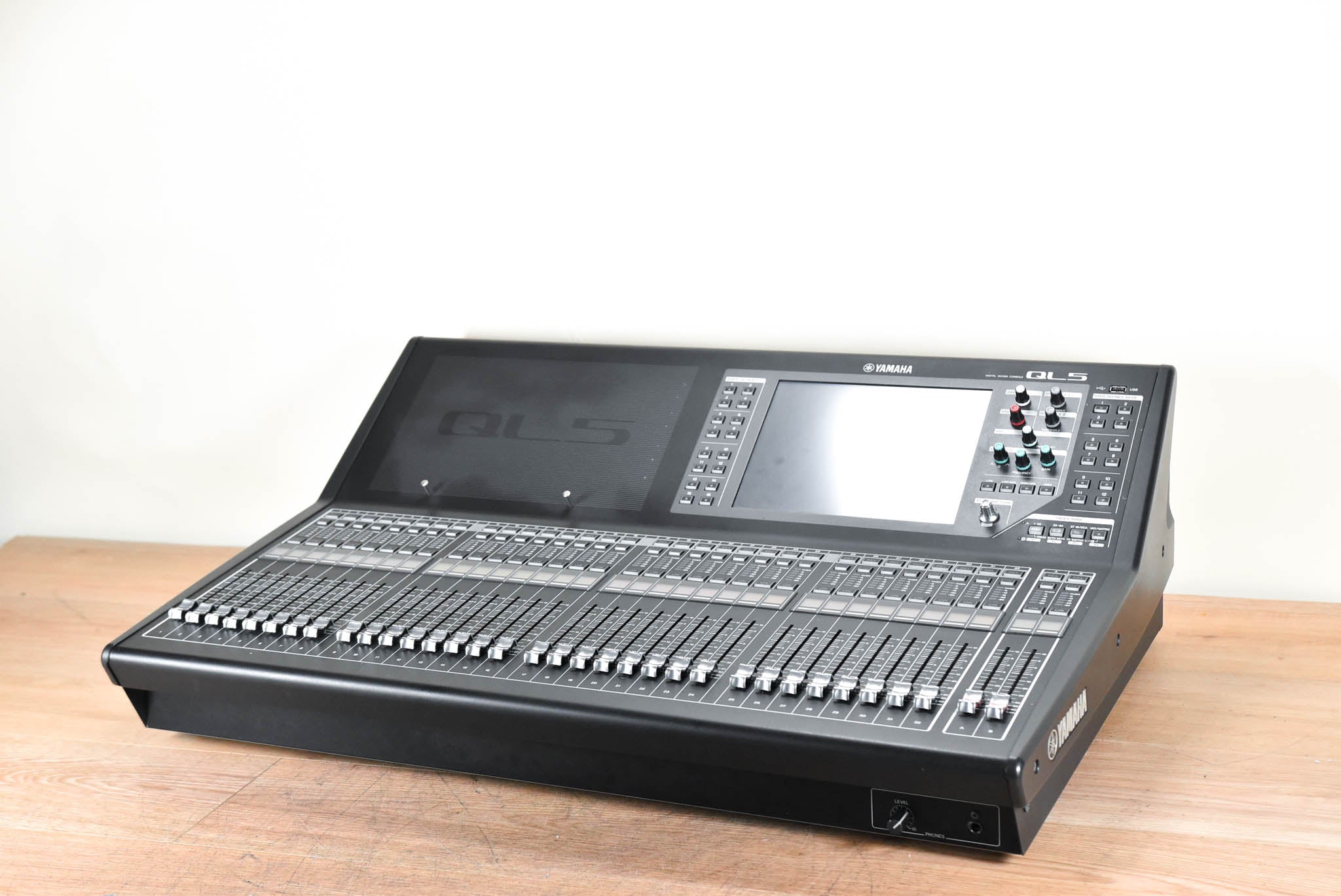 Yamaha QL5 64-Channel Digital Audio Mixing Console