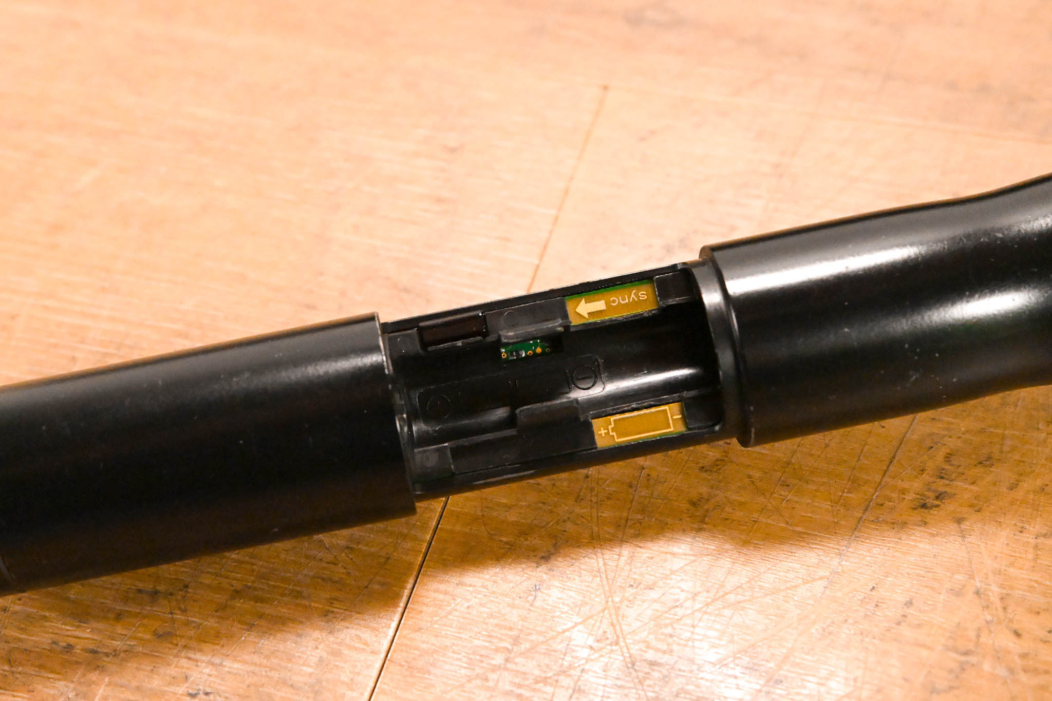 Shure UR4D+ Dual Wireless Receiver with UR2/BETA87A Mic - J5 Band
