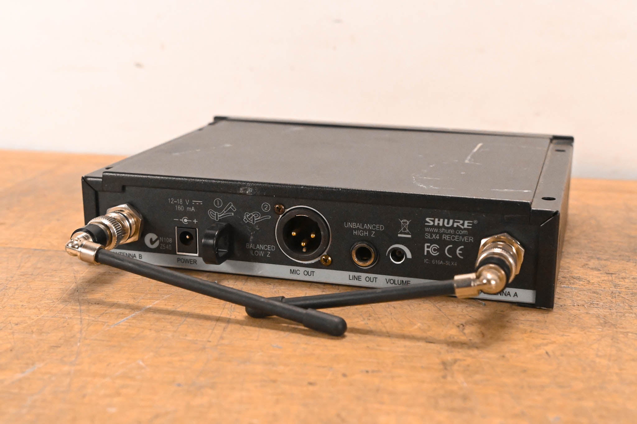 Shure SLX4 Wireless Receiver - J3 Band: 572-596 MHz (NO POWER SUPPLY)