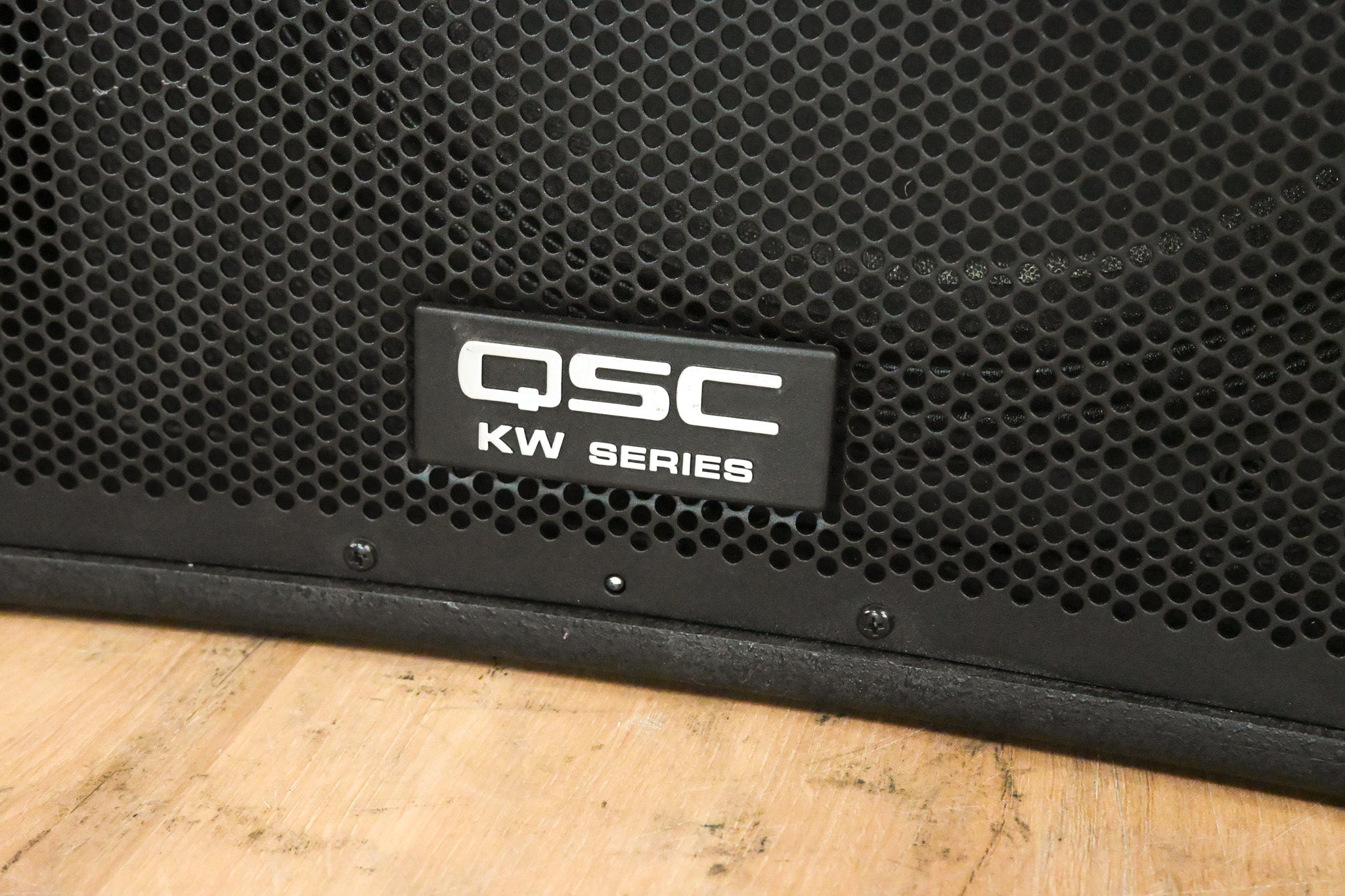 QSC KW181 1000W 18" Powered Subwoofer