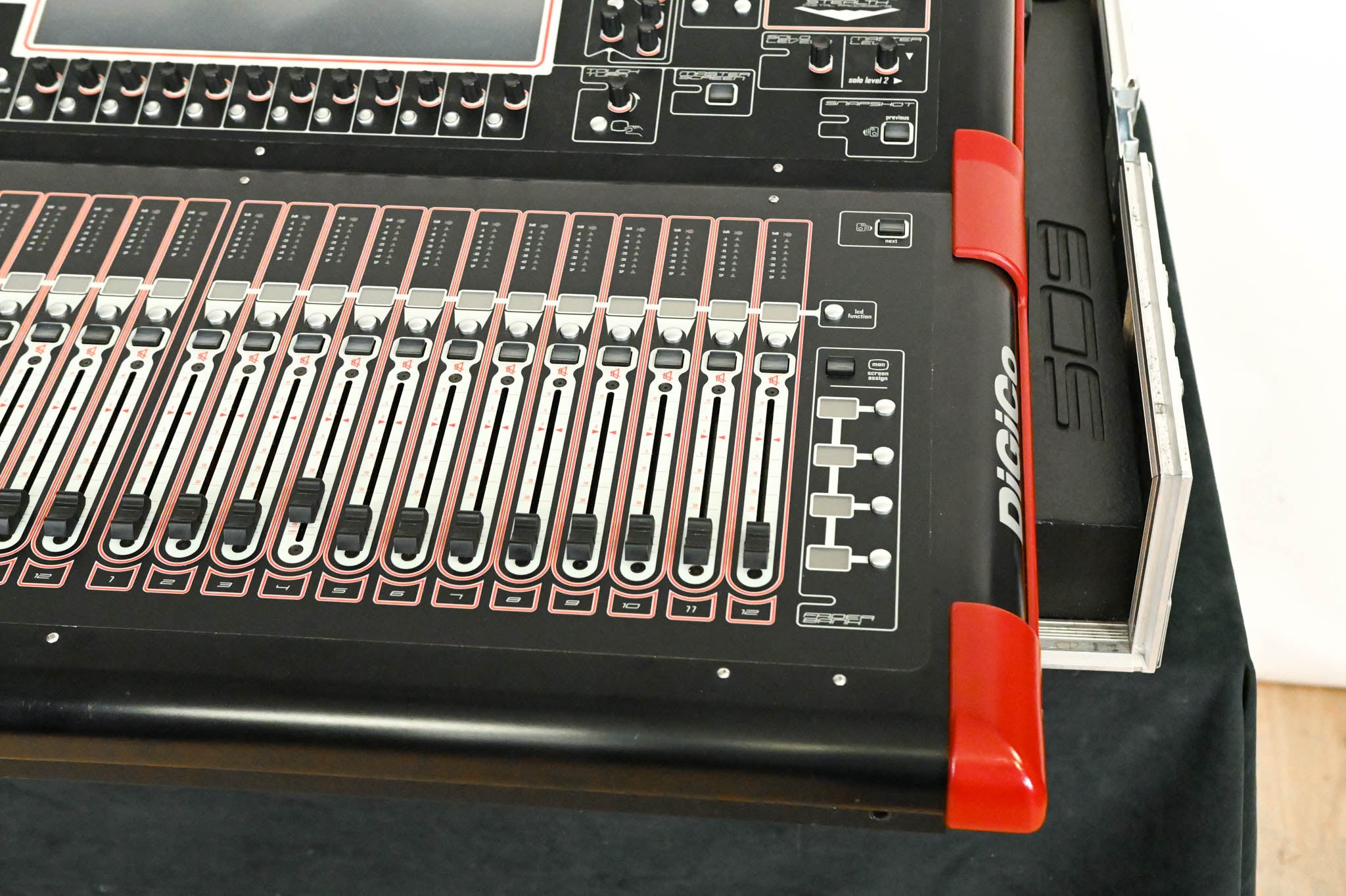 DiGiCo SD9 Digital Mixing Console with Road Case