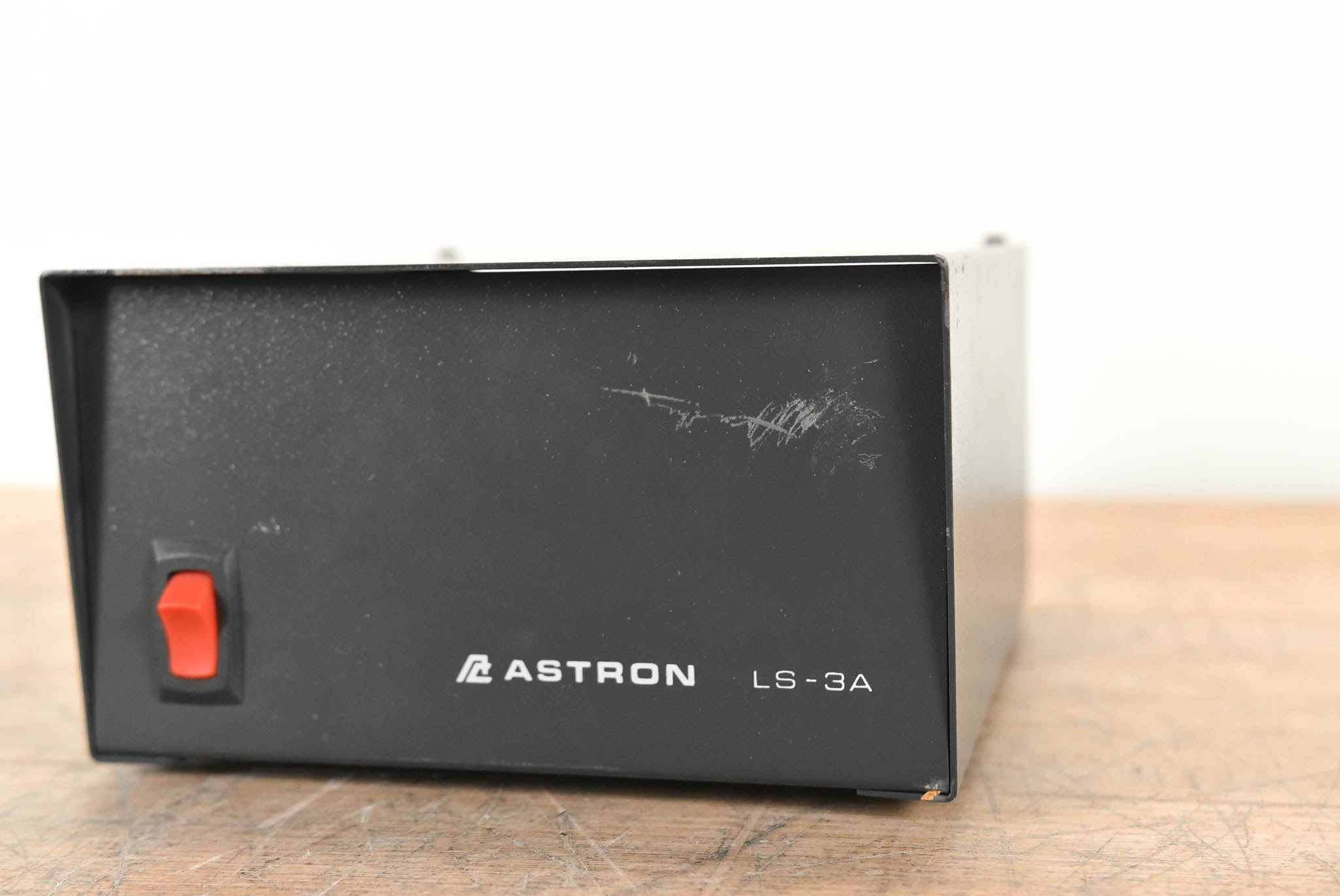 Astron LS-3A 28 Volt DC Linear Power Supply