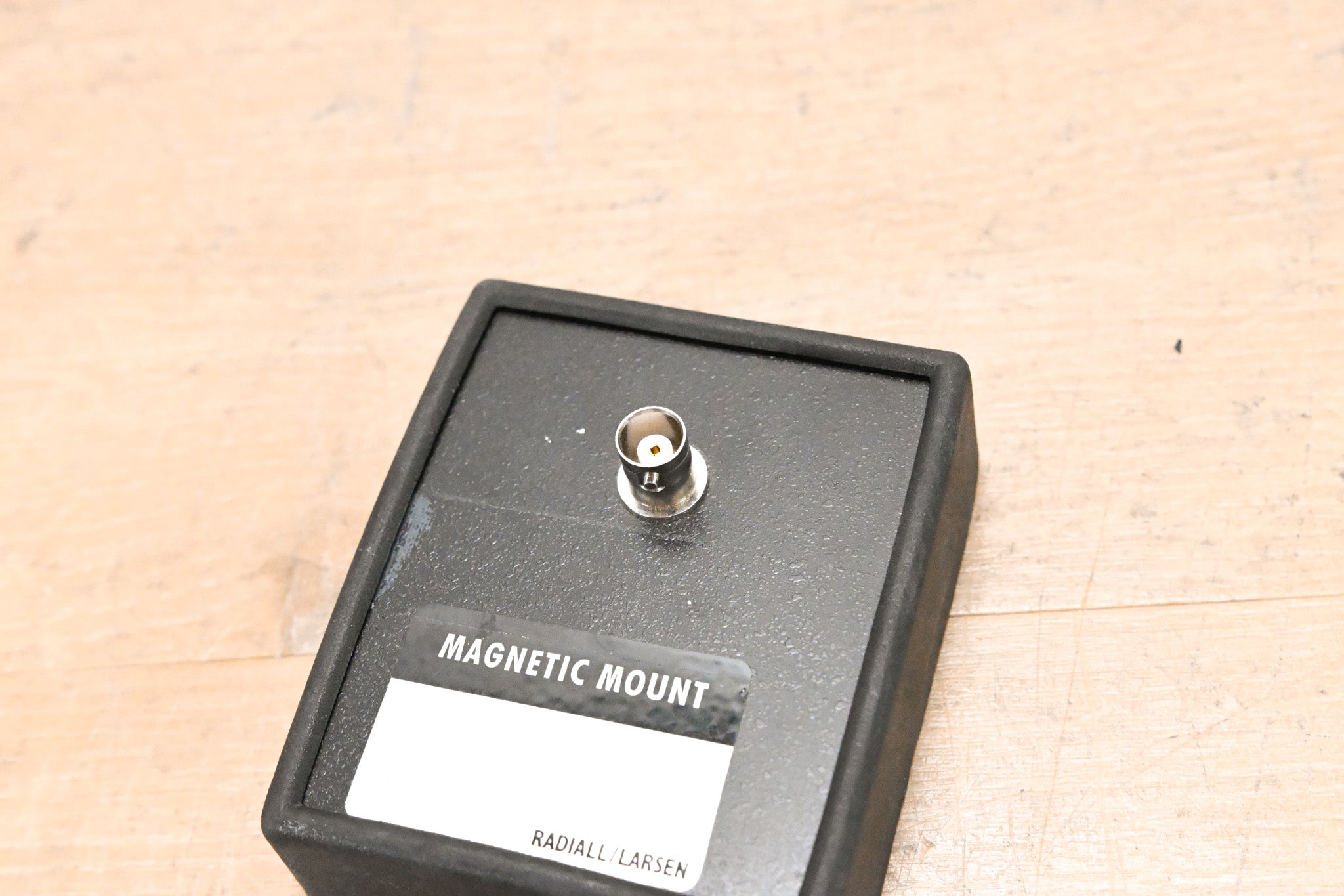 Radiall / Larsen BNC-BNC Magnet Mount